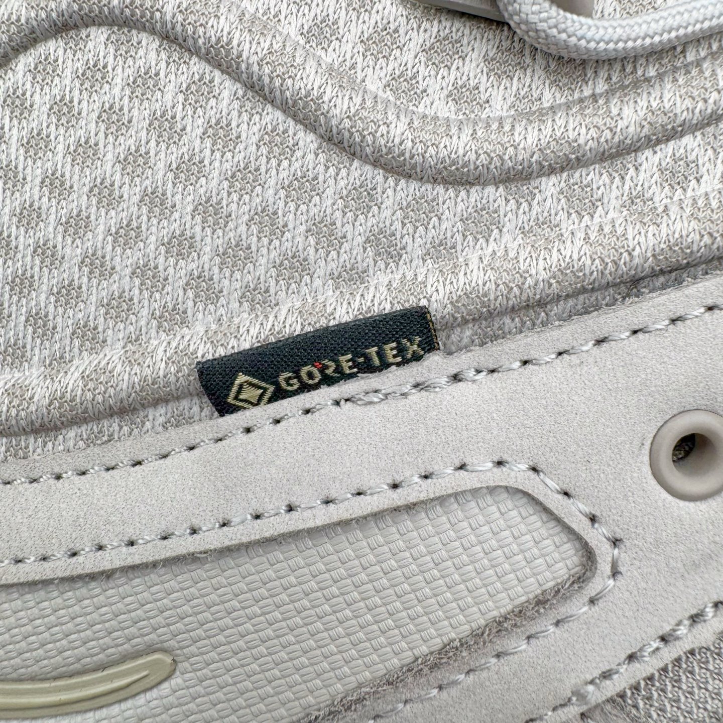 图片[12]-＃纯原 HOKA ONE ONE Tor Ultra Tor Low 托亚潮流高帮户外功能鞋 鞋款利用机能、户外、复古元素将都市型格与户外机能无缝结合 既能自由穿梭于城市的钢筋水泥之间 也能轻松演绎山系潮流搭配 全粒面皮革结合模压鞋口 提升持久耐穿度 直至鞋头的鞋带设计 舒适灵活的调节 搭配鞋头处HOKA ONE ONE飞翼纹饰 营造了个性十足的张扬气场 Tor Ultra 配备 Vibram® 鞋底与 EVA 和RMAT® 中底 给穿著者最佳的抓地力及舒适性 另外中底的金属摇杆可稳定脚部行程 当走过崎岖山路时依然让脚部得到平稳的感觉 而整对鞋以皮革和耐用尼龙布材打造 与坚固的鞋底相结合 可以牢固地支撑脚部和脚踝 另外外层搭载的Event技术 保持鞋履防水以及鞋内透气作用 尺码：36 36.5 37.5 38 38.5 39 40 40.5 41 42 42.5 43 44 44.5 45 46-选品中心