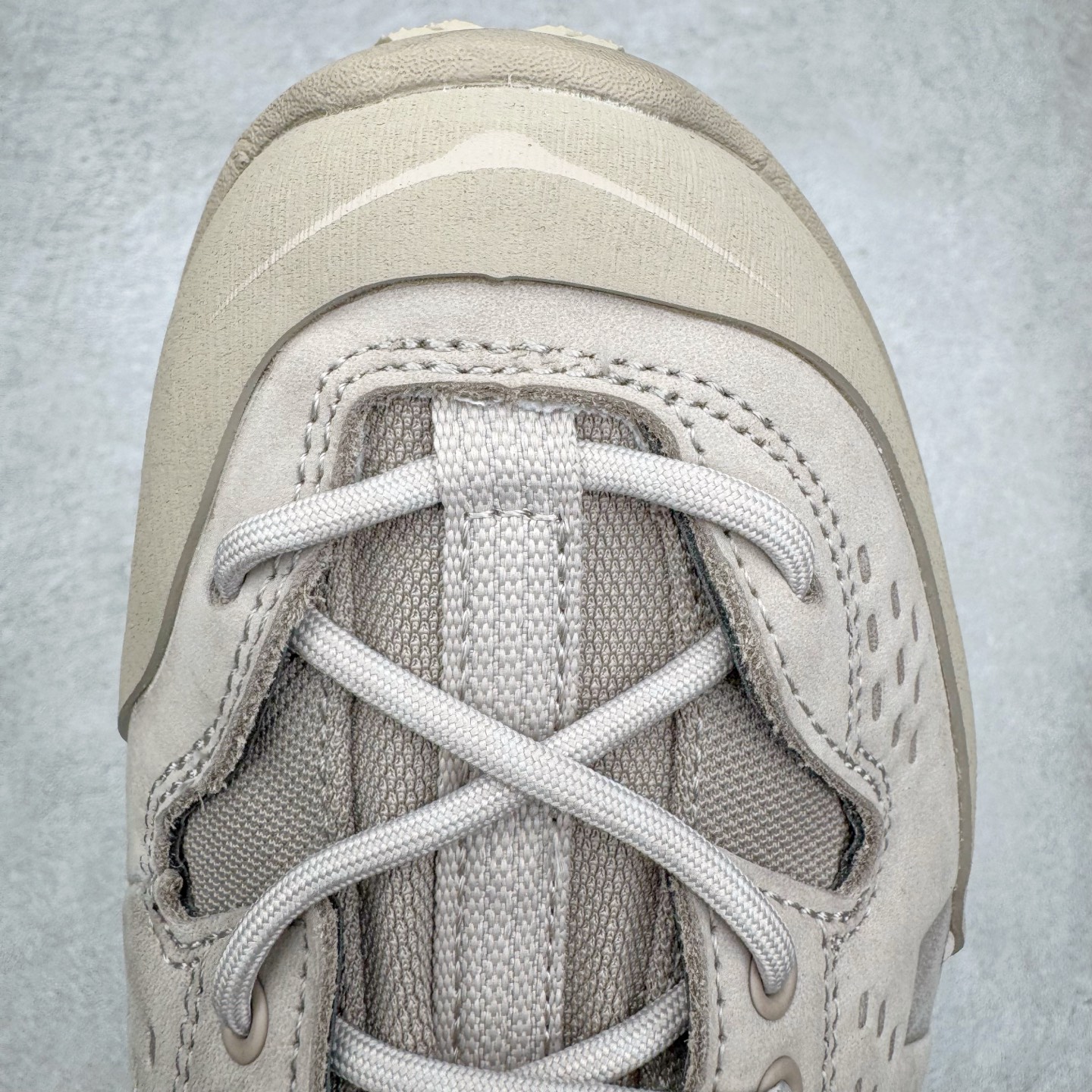 图片[11]-＃纯原 HOKA ONE ONE Tor Ultra Tor Low 托亚潮流高帮户外功能鞋 鞋款利用机能、户外、复古元素将都市型格与户外机能无缝结合 既能自由穿梭于城市的钢筋水泥之间 也能轻松演绎山系潮流搭配 全粒面皮革结合模压鞋口 提升持久耐穿度 直至鞋头的鞋带设计 舒适灵活的调节 搭配鞋头处HOKA ONE ONE飞翼纹饰 营造了个性十足的张扬气场 Tor Ultra 配备 Vibram® 鞋底与 EVA 和RMAT® 中底 给穿著者最佳的抓地力及舒适性 另外中底的金属摇杆可稳定脚部行程 当走过崎岖山路时依然让脚部得到平稳的感觉 而整对鞋以皮革和耐用尼龙布材打造 与坚固的鞋底相结合 可以牢固地支撑脚部和脚踝 另外外层搭载的Event技术 保持鞋履防水以及鞋内透气作用 尺码：36 36.5 37.5 38 38.5 39 40 40.5 41 42 42.5 43 44 44.5 45 46-选品中心