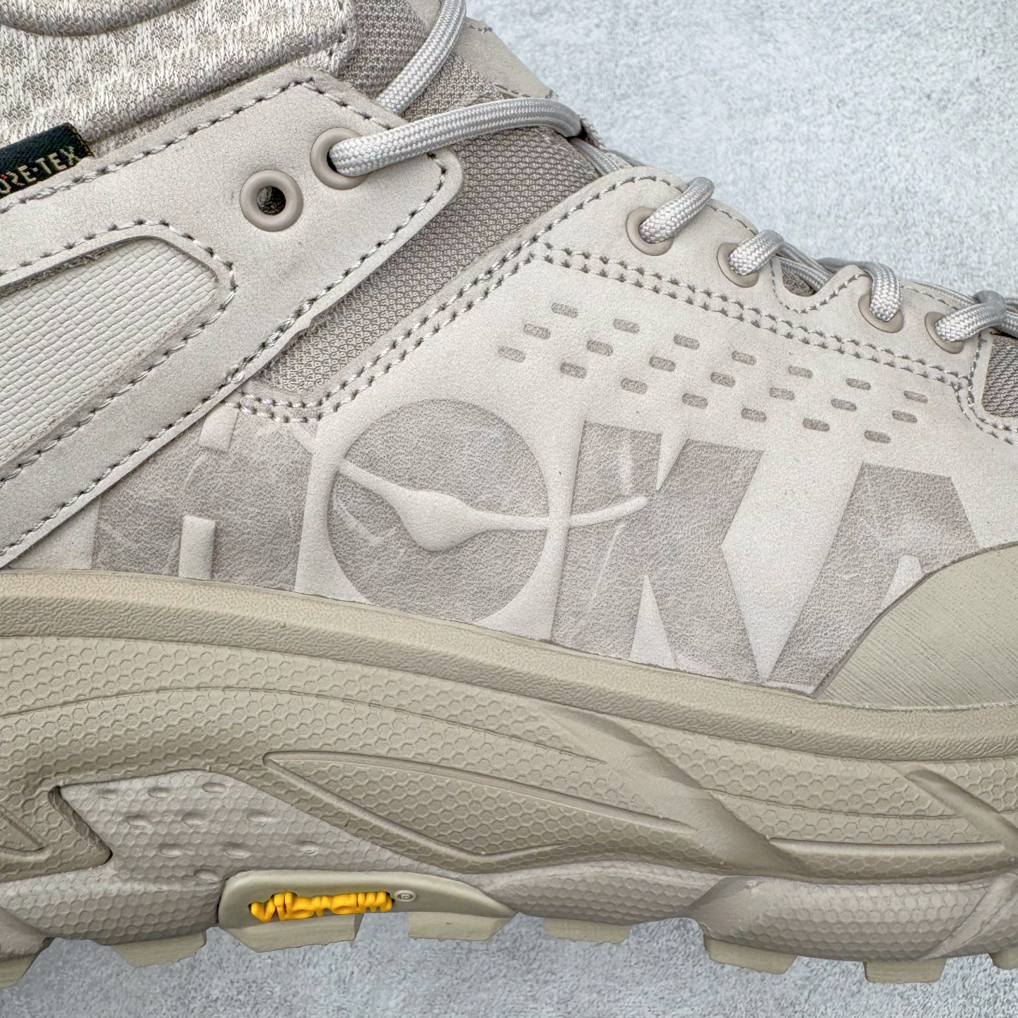 图片[17]-＃纯原 HOKA ONE ONE Tor Ultra Tor Low 托亚潮流高帮户外功能鞋 鞋款利用机能、户外、复古元素将都市型格与户外机能无缝结合 既能自由穿梭于城市的钢筋水泥之间 也能轻松演绎山系潮流搭配 全粒面皮革结合模压鞋口 提升持久耐穿度 直至鞋头的鞋带设计 舒适灵活的调节 搭配鞋头处HOKA ONE ONE飞翼纹饰 营造了个性十足的张扬气场 Tor Ultra 配备 Vibram® 鞋底与 EVA 和RMAT® 中底 给穿著者最佳的抓地力及舒适性 另外中底的金属摇杆可稳定脚部行程 当走过崎岖山路时依然让脚部得到平稳的感觉 而整对鞋以皮革和耐用尼龙布材打造 与坚固的鞋底相结合 可以牢固地支撑脚部和脚踝 另外外层搭载的Event技术 保持鞋履防水以及鞋内透气作用 尺码：36 36.5 37.5 38 38.5 39 40 40.5 41 42 42.5 43 44 44.5 45 46-选品中心