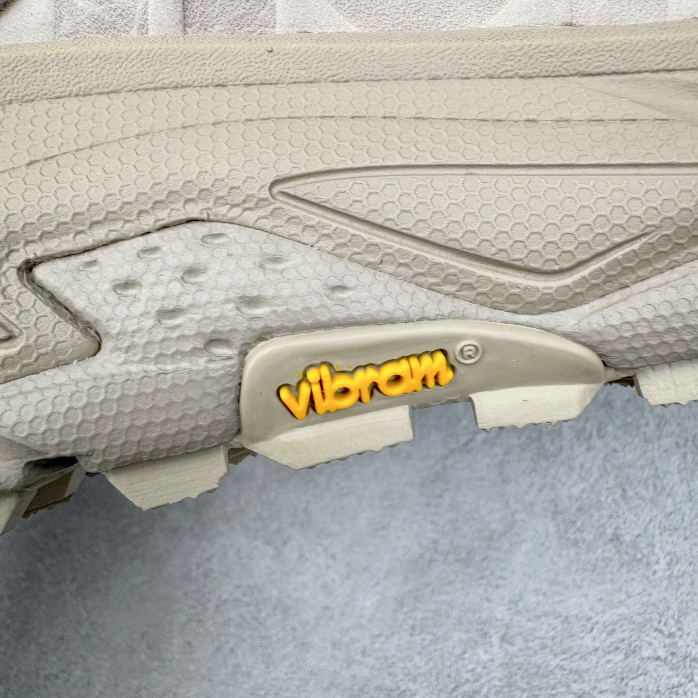 图片[20]-＃纯原 HOKA ONE ONE Tor Ultra Tor Low 托亚潮流高帮户外功能鞋 鞋款利用机能、户外、复古元素将都市型格与户外机能无缝结合 既能自由穿梭于城市的钢筋水泥之间 也能轻松演绎山系潮流搭配 全粒面皮革结合模压鞋口 提升持久耐穿度 直至鞋头的鞋带设计 舒适灵活的调节 搭配鞋头处HOKA ONE ONE飞翼纹饰 营造了个性十足的张扬气场 Tor Ultra 配备 Vibram® 鞋底与 EVA 和RMAT® 中底 给穿著者最佳的抓地力及舒适性 另外中底的金属摇杆可稳定脚部行程 当走过崎岖山路时依然让脚部得到平稳的感觉 而整对鞋以皮革和耐用尼龙布材打造 与坚固的鞋底相结合 可以牢固地支撑脚部和脚踝 另外外层搭载的Event技术 保持鞋履防水以及鞋内透气作用 尺码：36 36.5 37.5 38 38.5 39 40 40.5 41 42 42.5 43 44 44.5 45 46-选品中心