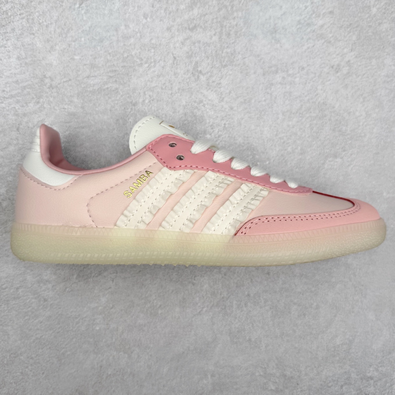 AD Original Samba OG 复古经典轻便板鞋 JR8830 口碑大厂出品 品控大底版型不断改良更新 全套原纸板楦头开发 确保原汁原味 完美呈现桑巴版型 一比一鞋头弧度高度鞋身弧度 此版本只针对中端市场 皮料材质有所更替 其他数据细节工艺流程均保持一致 绝不口嗨 细节品控鞋型随意对比 正确烫金高频细节 原装纳米超迁皮料 独家私模橡胶大底 原盒原配 这款桑巴鞋展示了高质量的工艺 带有装饰的超锁缝制和无缝的手感 柔软、柔软的皮革造型和标志性的3条纹完成了精致的外观 正规合身鞋带 鞋面上有绒面鞋垫 橡胶鞋底 享受正畸套筒软感 自50年代首次亮相以来就一直在赢得粉丝的青睐 尺码：35.5 36 36.5 37.5 38 38.5 39 40 40.5 41 42 42.5 43 44 44.5 45-选品中心