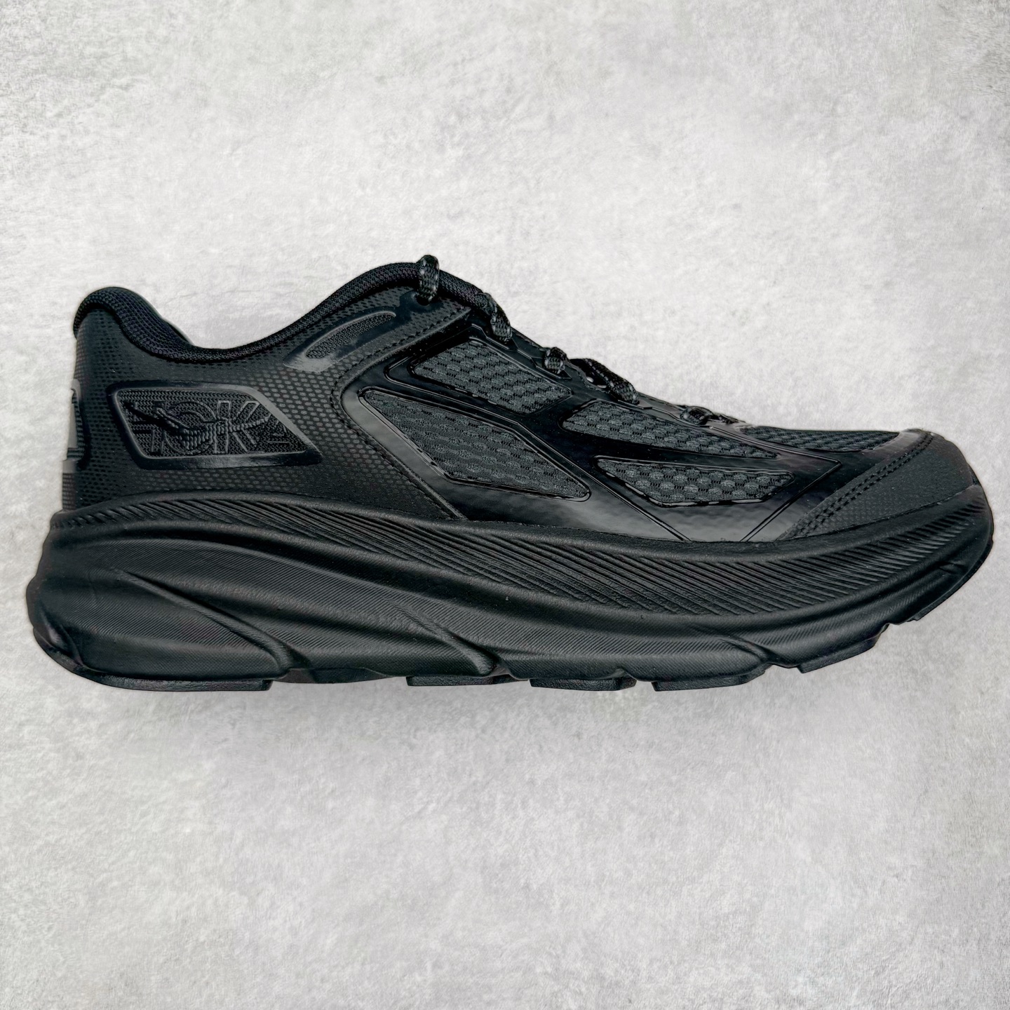 ＃HK纯原 HOKA ONE ONE Clifton 克里夫顿9代专业性能减震公路跑步鞋 美国特供批次 轻盈透气的针织网面和纱线的使用让鞋面更挺拔 增强鞋面的强度和支撑性能 搭配柔软的鞋舌 让双脚在舒适包裹中跑的更加畅快 全新泡棉中底 柔软的同时增强回弹性能 为不同跑者提供更平稳流畅的脚感 带来全面的缓冲保护 根据人体工程学设计的延长拉襟 后跟处弹软的海绵填充舒适固定 避免掉跟和摩擦 相比上一代光滑的内衬 Clifton 9的内衬增强了摩擦力 避免双脚在鞋内滑动 尺码：36 36.5 37.5 38 38.5 39 40 40.5 41 42 42.5 43 44 44.5 45-选品中心