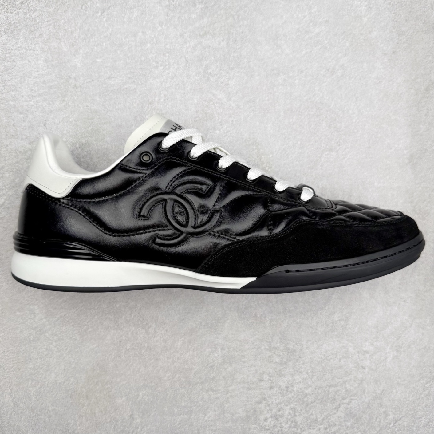 ＃GD 广顶 CHANEL香奈儿新款熊猫板鞋熊猫鞋 热度高的离谱，奢牌搭配德训鞋型 让人很难拒绝，又舒适又贵气 圆头设计，鞋身线条流畅，充满复古感 侧身双 C logo 彰显品牌身份与调性 采用全新的德训鞋型，超级柔软轻便，鞋头偏尖，秀气显脚长 鞋面为原渠道定制小牛皮配牛巴戈 内里为埃塞俄比亚进口小羊皮 鞋面为定制的小牛皮，鞋头部分则采用了牛巴戈，也就是磨面牛皮，是将头层皮表面皮层打磨之后，而达到绒面触摸感，皮身厚实而柔软、表面色泽、绒毛、皮纹自然而成 侧边logo，依循zp工艺打造，先做玻璃冲刀，在做空压工艺 logo边缘细节与车线工艺均与zp一致 尺码：35/44-选品中心