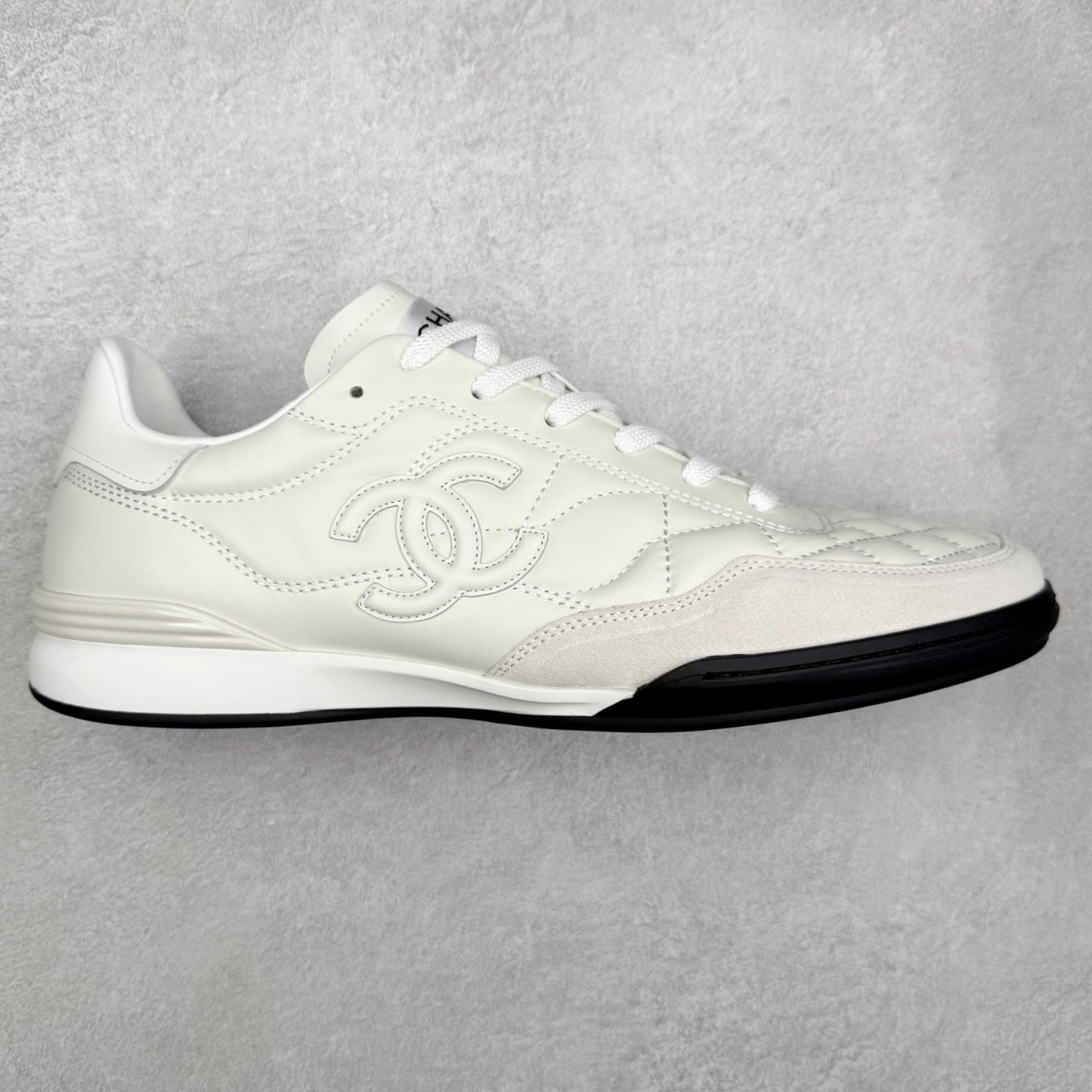 ＃GD 广顶 CHANEL香奈儿新款熊猫板鞋熊猫鞋 热度高的离谱，奢牌搭配德训鞋型 让人很难拒绝，又舒适又贵气 圆头设计，鞋身线条流畅，充满复古感 侧身双 C logo 彰显品牌身份与调性 采用全新的德训鞋型，超级柔软轻便，鞋头偏尖，秀气显脚长 鞋面为原渠道定制小牛皮配牛巴戈 内里为埃塞俄比亚进口小羊皮 鞋面为定制的小牛皮，鞋头部分则采用了牛巴戈，也就是磨面牛皮，是将头层皮表面皮层打磨之后，而达到绒面触摸感，皮身厚实而柔软、表面色泽、绒毛、皮纹自然而成 侧边logo，依循zp工艺打造，先做玻璃冲刀，在做空压工艺 logo边缘细节与车线工艺均与zp一致 尺码：35/44-选品中心