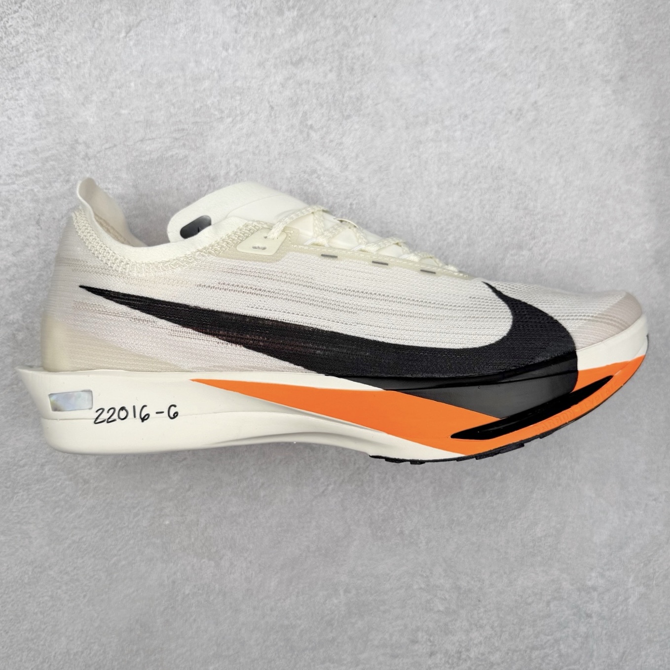 NK Streakfly 2 马拉松公路竞速跑步鞋 助你在比赛日遥遥领先。该鞋款搭载碳纤维Flyplate，与元年款人气ZoomX泡绵中底和简约鞋面相得益彰缔造出众回弹脚感。无论是1公里还是 10 公里，皆可带来出众跑步表现。保持速度全掌型碳纤维 Flyplate 提供出色推进感，铸就顺畅过渡的迈步体验，助你在跑途中自信转向。出众回弹ZoomX泡绵经匠心设计，塑就出众回弹缓震性能，缔造轻盈脚感，助你发挥疾速表现。抓地外底外底采用轻薄粘性网状材质，有助减轻鞋身重量，同时提供强劲抓地力。实拍调校N版已经零色差零失真 百分百还原实物色彩所见即所得 不存在货不对板色差等低级问题 选购参考实物拍摄 不混卖不参货 只用心做好货严格选品 承诺混一赔十 尺码：36 36.5 37.5 38 38.5 39 40 40.5 41 42 42.5 43 44 44.5 45-选品中心