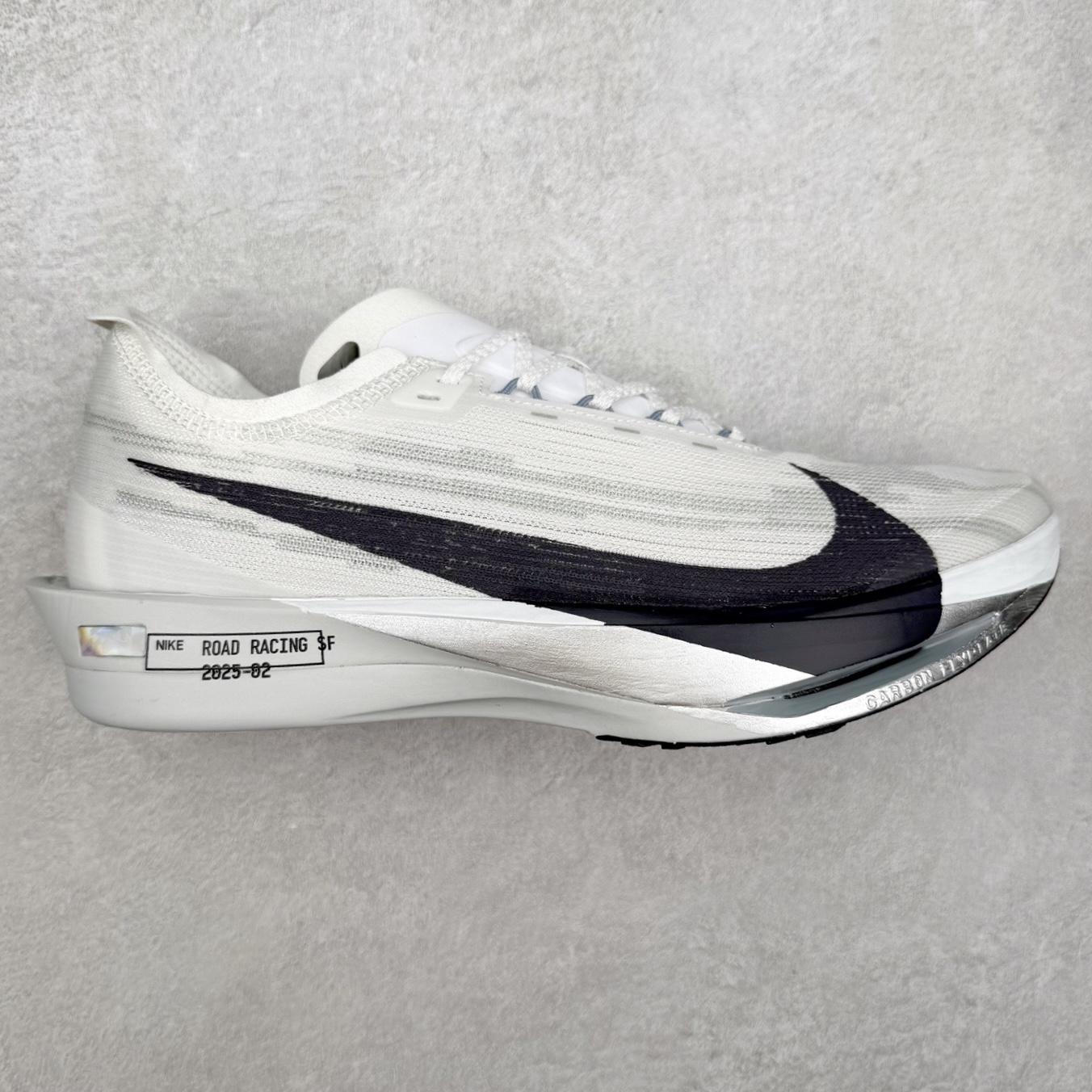 NK Streakfly 2 马拉松公路竞速跑步鞋 助你在比赛日遥遥领先。该鞋款搭载碳纤维Flyplate，与元年款人气ZoomX泡绵中底和简约鞋面相得益彰缔造出众回弹脚感。无论是1公里还是 10 公里，皆可带来出众跑步表现。保持速度全掌型碳纤维 Flyplate 提供出色推进感，铸就顺畅过渡的迈步体验，助你在跑途中自信转向。出众回弹ZoomX泡绵经匠心设计，塑就出众回弹缓震性能，缔造轻盈脚感，助你发挥疾速表现。抓地外底外底采用轻薄粘性网状材质，有助减轻鞋身重量，同时提供强劲抓地力。实拍调校N版已经零色差零失真 百分百还原实物色彩所见即所得 不存在货不对板色差等低级问题 选购参考实物拍摄 不混卖不参货 只用心做好货严格选品 承诺混一赔十 尺码：36 36.5 37.5 38 38.5 39 40 40.5 41 42 42.5 43 44 44.5 45-选品中心