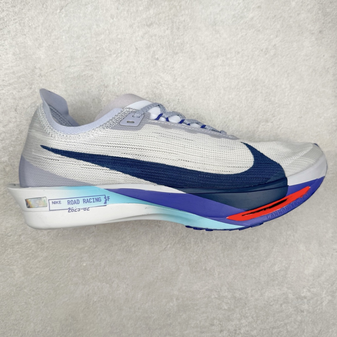 NK Streakfly 2 马拉松公路竞速跑步鞋 助你在比赛日遥遥领先。该鞋款搭载碳纤维Flyplate，与元年款人气ZoomX泡绵中底和简约鞋面相得益彰缔造出众回弹脚感。无论是1公里还是 10 公里，皆可带来出众跑步表现。保持速度全掌型碳纤维 Flyplate 提供出色推进感，铸就顺畅过渡的迈步体验，助你在跑途中自信转向。出众回弹ZoomX泡绵经匠心设计，塑就出众回弹缓震性能，缔造轻盈脚感，助你发挥疾速表现。抓地外底外底采用轻薄粘性网状材质，有助减轻鞋身重量，同时提供强劲抓地力。实拍调校N版已经零色差零失真 百分百还原实物色彩所见即所得 不存在货不对板色差等低级问题 选购参考实物拍摄 不混卖不参货 只用心做好货严格选品 承诺混一赔十 尺码：36 36.5 37.5 38 38.5 39 40 40.5 41 42 42.5 43 44 44.5 45-选品中心