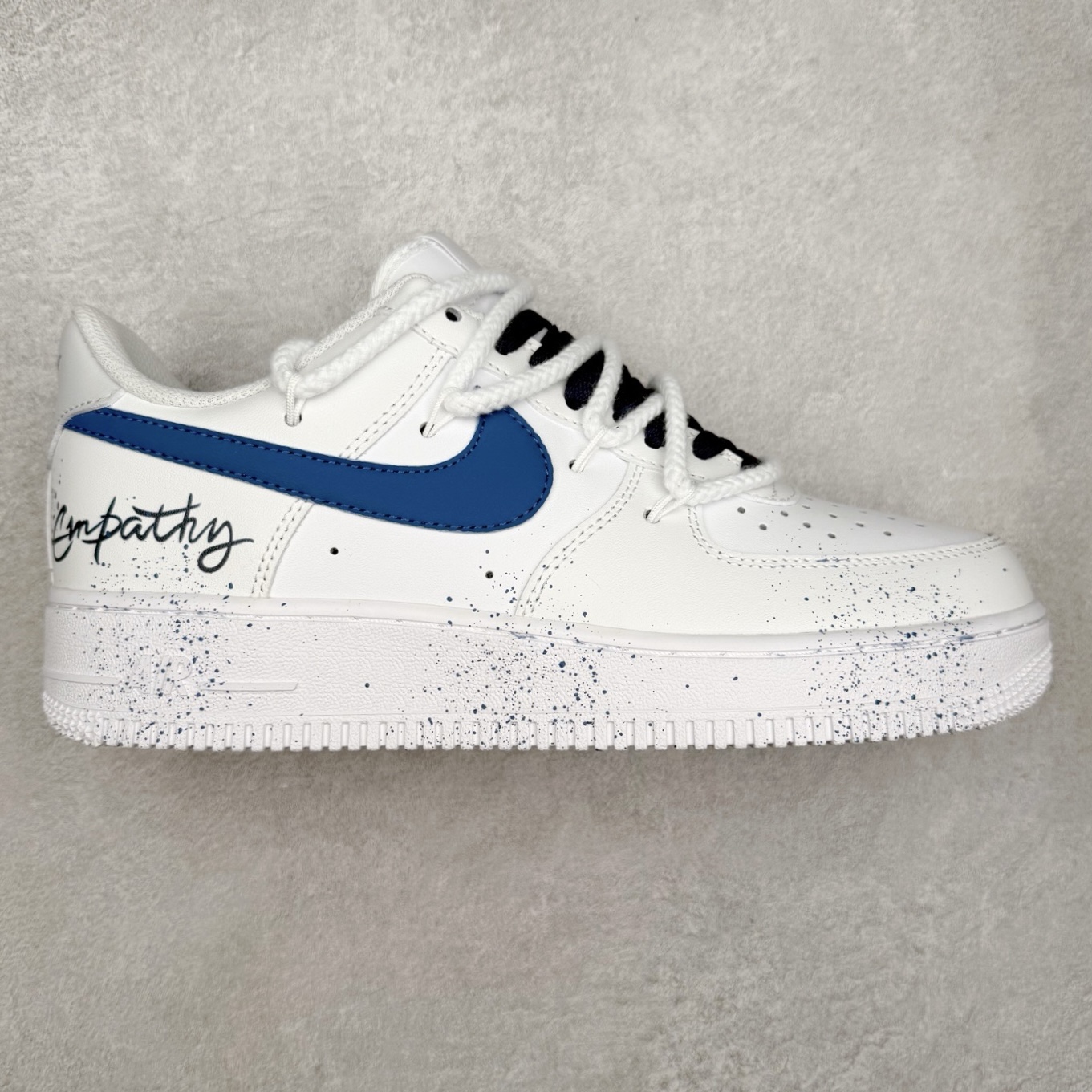 NK Air Force 1´07 Low 空军一号低帮百搭休闲运动板鞋 ZH0316-106 柔软、弹性十足的缓震性能和出色的中底设计 横跨复古与现代的外型结合 造就出风靡全球 三十多年的Force 1 直到今天还深受青睐 实拍调校N版已经零色差零失真 百分百还原实物色彩所见即所得 不存在货不对板色差等低级问题 选购参考实物拍摄 不混卖不参货 只用心做好货严格选品 承诺混一赔十 尺码：36 36.5 37.5 38 38.5 39 40 40.5 41 42 42.5 43 44 44.5 45-选品中心