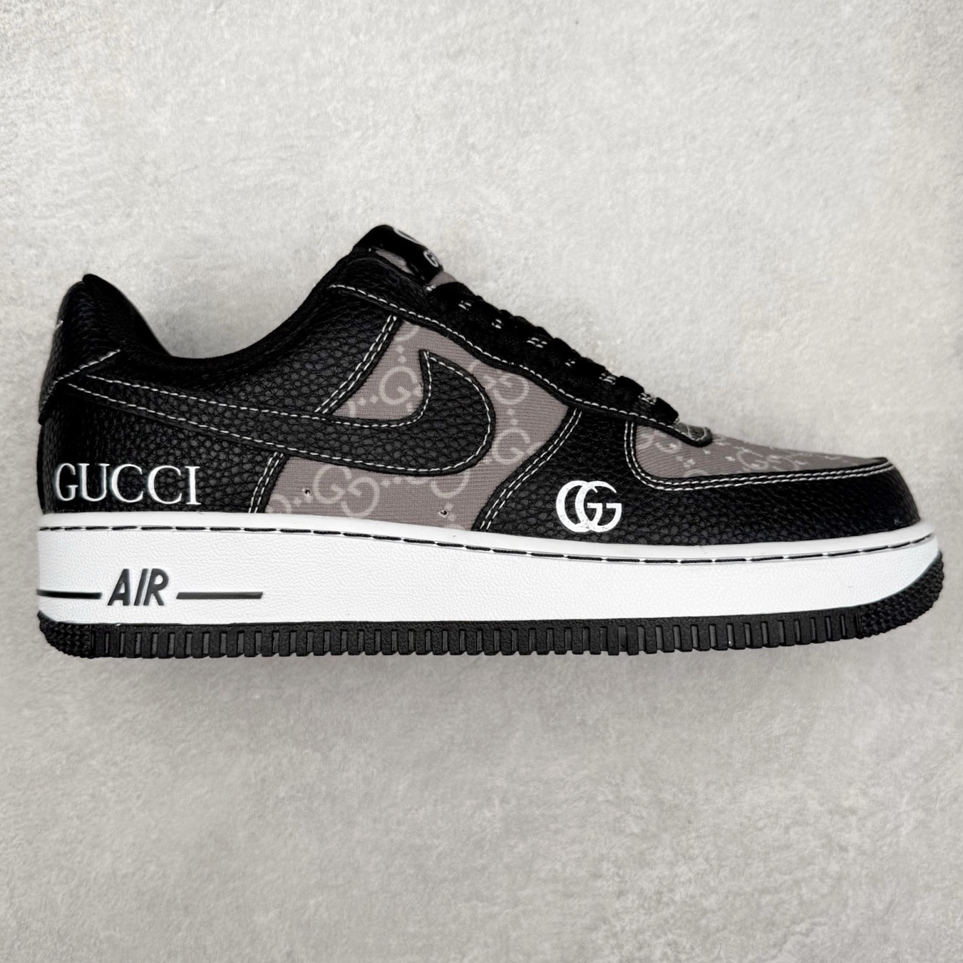 NK Air Force 1´07 Low 空军一号低帮百搭休闲运动板鞋 AH8462-002 柔软、弹性十足的缓震性能和出色的中底设计 横跨复古与现代的外型结合 造就出风靡全球 三十多年的Force 1 直到今天还深受青睐 实拍调校N版已经零色差零失真 百分百还原实物色彩所见即所得 不存在货不对板色差等低级问题 选购参考实物拍摄 不混卖不参货 只用心做好货严格选品 承诺混一赔十 尺码：36 36.5 37.5 38 38.5 39 40 40.5 41 42 42.5 43 44 44.5 45-选品中心