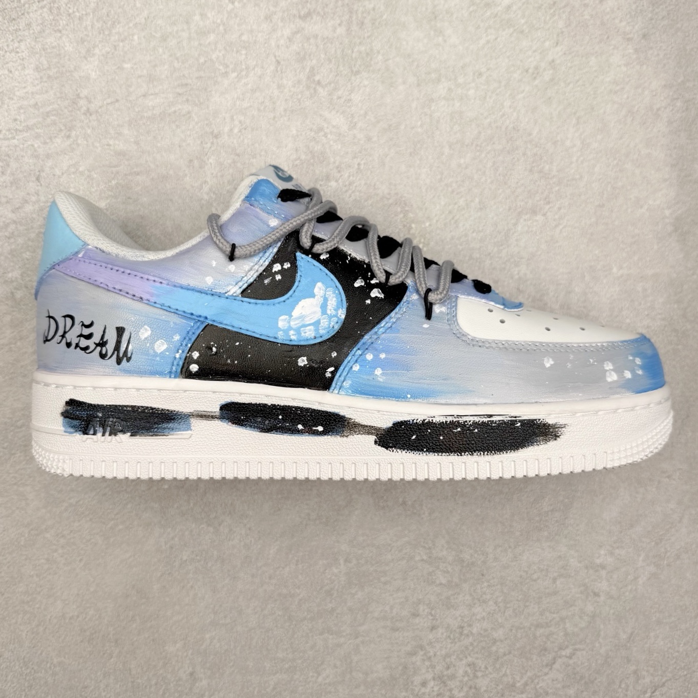 NK Air Force 1´07 Low 空军一号低帮百搭休闲运动板鞋 CW2288-101 柔软、弹性十足的缓震性能和出色的中底设计 横跨复古与现代的外型结合 造就出风靡全球 三十多年的Force 1 直到今天还深受青睐 实拍调校N版已经零色差零失真 百分百还原实物色彩所见即所得 不存在货不对板色差等低级问题 选购参考实物拍摄 不混卖不参货 只用心做好货严格选品 承诺混一赔十 尺码：36 36.5 37.5 38 38.5 39 40 40.5 41 42 42.5 43 44 44.5 45-选品中心