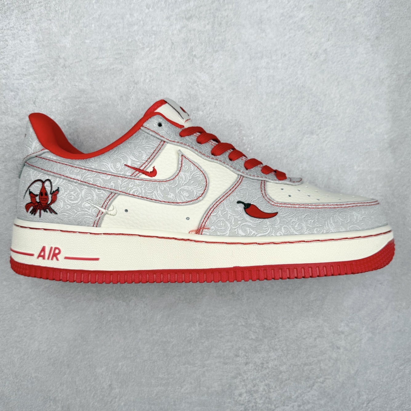 NK Air Force 1´07 Low 空军一号低帮百搭休闲运动板鞋 ZD1988-004 柔软、弹性十足的缓震性能和出色的中底设计 横跨复古与现代的外型结合 造就出风靡全球 三十多年的Force 1 直到今天还深受青睐 实拍调校N版已经零色差零失真 百分百还原实物色彩所见即所得 不存在货不对板色差等低级问题 选购参考实物拍摄 不混卖不参货 只用心做好货严格选品 承诺混一赔十 尺码：36 36.5 37.5 38 38.5 39 40 40.5 41 42 42.5 43 44 44.5 45-选品中心