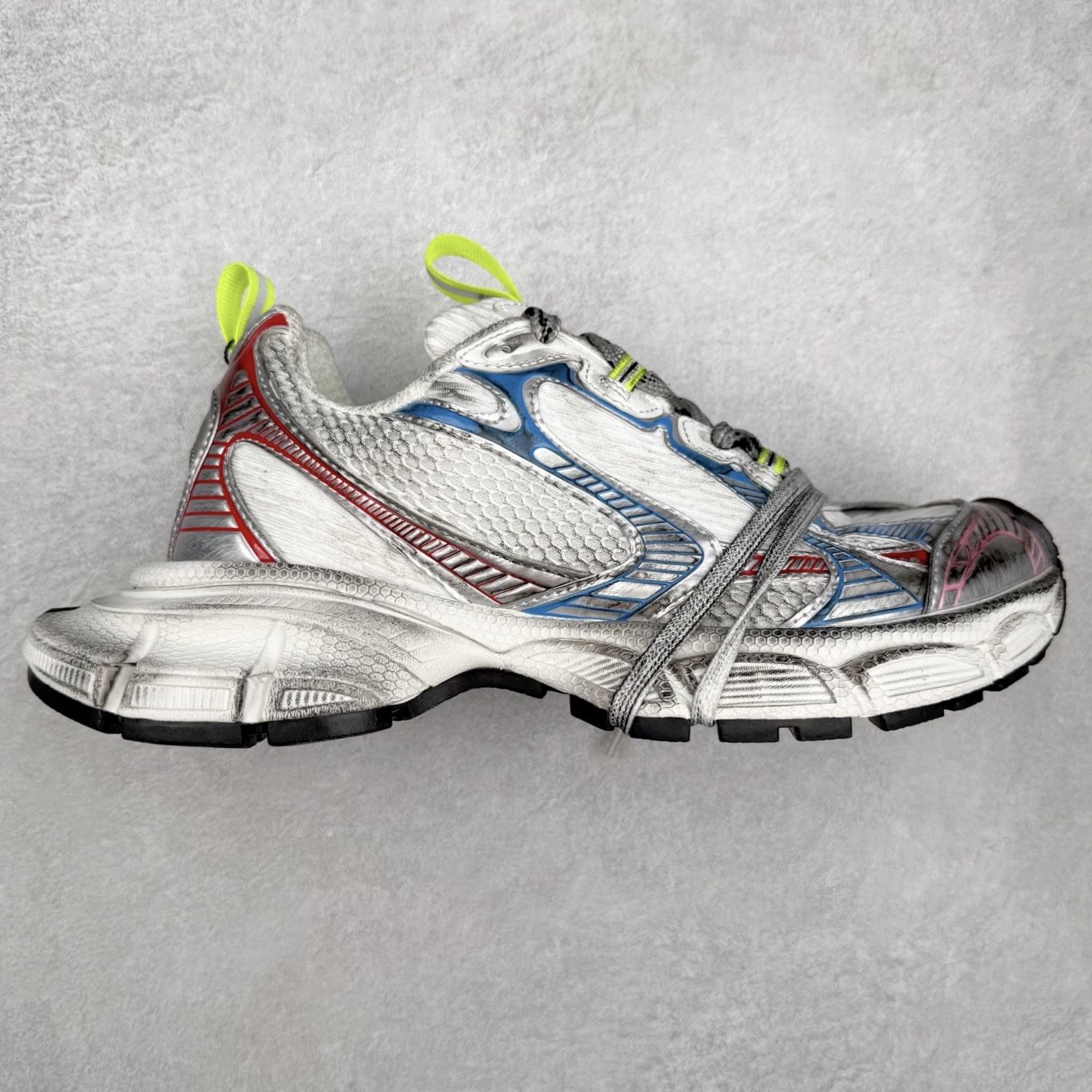 ＃福利特价 BALENCIAGA 3XL Sneakers 巴黎世家十代网布系带低帮走秀复古老爹鞋 全套原纸板楦头开发 最原汁原味的灵魂版型 全鞋荧光划线卡点 胶水把控整洁度追求极致完美 每一双都是工艺品 多重QC质检 超越公司货的品控标准 实实在在的免检产品 原盒原配 正确字体电绣 粗细、位置、大小正确 侧边TPU 透气孔匹配意产原版 正确分离大底 TPU软底 原版一致大底LOGO 立体感十足 原厂皮料水洗做旧 采购原厂网纱 不含皮革 网布材料和聚氨酯 磨损效果 鞋头边缘和后帮 Balenciaga 徽标 鞋面和后跟凸印尺码 鞋舌 3XL 橡胶品牌标识和反光细节 鞋帮拉袢和鞋舌拉祥 配反光细节 备用鞋带在鞋履前侧 可在穿着前取下 便于不同造型搭配 偏大一码 尺码：35 36 37 38 39 40 41 42 43 44 45 46-选品中心