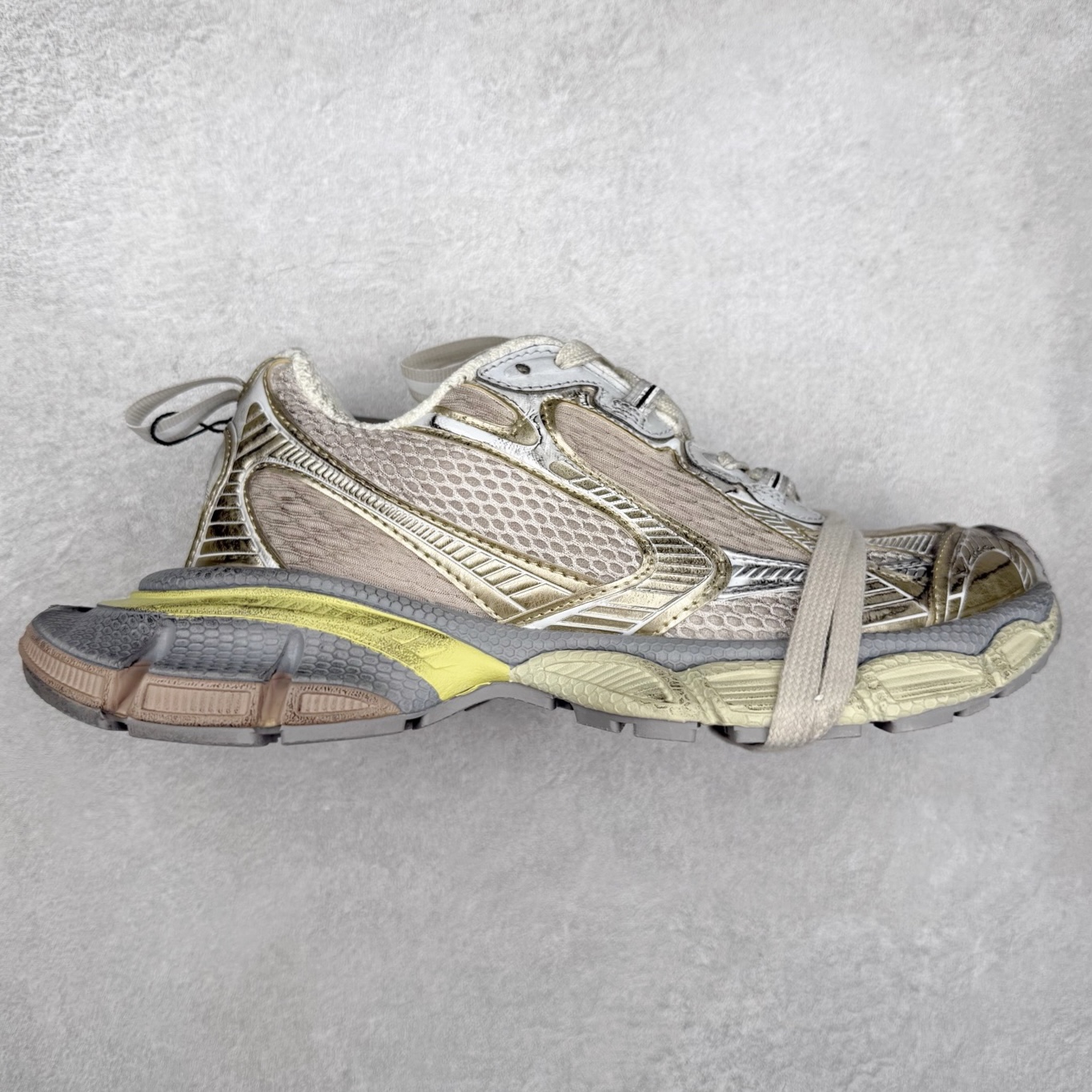 ＃福利特价 BALENCIAGA 3XL Sneakers 巴黎世家十代网布系带低帮走秀复古老爹鞋 全套原纸板楦头开发 最原汁原味的灵魂版型 全鞋荧光划线卡点 胶水把控整洁度追求极致完美 每一双都是工艺品 多重QC质检 超越公司货的品控标准 实实在在的免检产品 原盒原配 正确字体电绣 粗细、位置、大小正确 侧边TPU 透气孔匹配意产原版 正确分离大底 TPU软底 原版一致大底LOGO 立体感十足 原厂皮料水洗做旧 采购原厂网纱 不含皮革 网布材料和聚氨酯 磨损效果 鞋头边缘和后帮 Balenciaga 徽标 鞋面和后跟凸印尺码 鞋舌 3XL 橡胶品牌标识和反光细节 鞋帮拉袢和鞋舌拉祥 配反光细节 备用鞋带在鞋履前侧 可在穿着前取下 便于不同造型搭配 偏大一码 尺码：35 36 37 38 39 40 41 42 43 44 45 46-选品中心