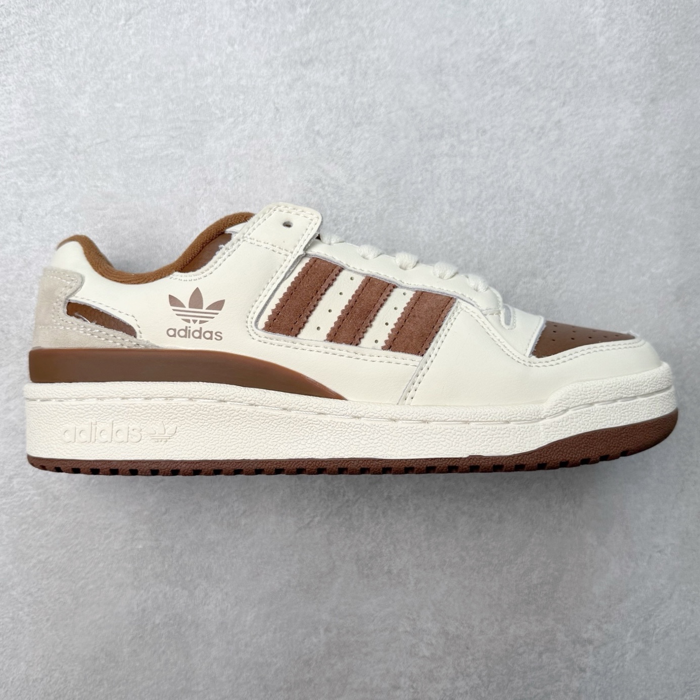 图片[9]-＃福利特价 AD Forum 84 Low OG 低帮百搭潮流休闲运动板鞋 以复古篮球鞋的外形为基础 采用皮革拼接 简约百搭 更加贴合舒适 中底内侧网格造型起到点睛之笔 外底橡胶 更显复古 尺码：36 36.5 37.5 38 38.5 39 40 40.5 41 42 42.5 43 44 44.5 45-选品中心