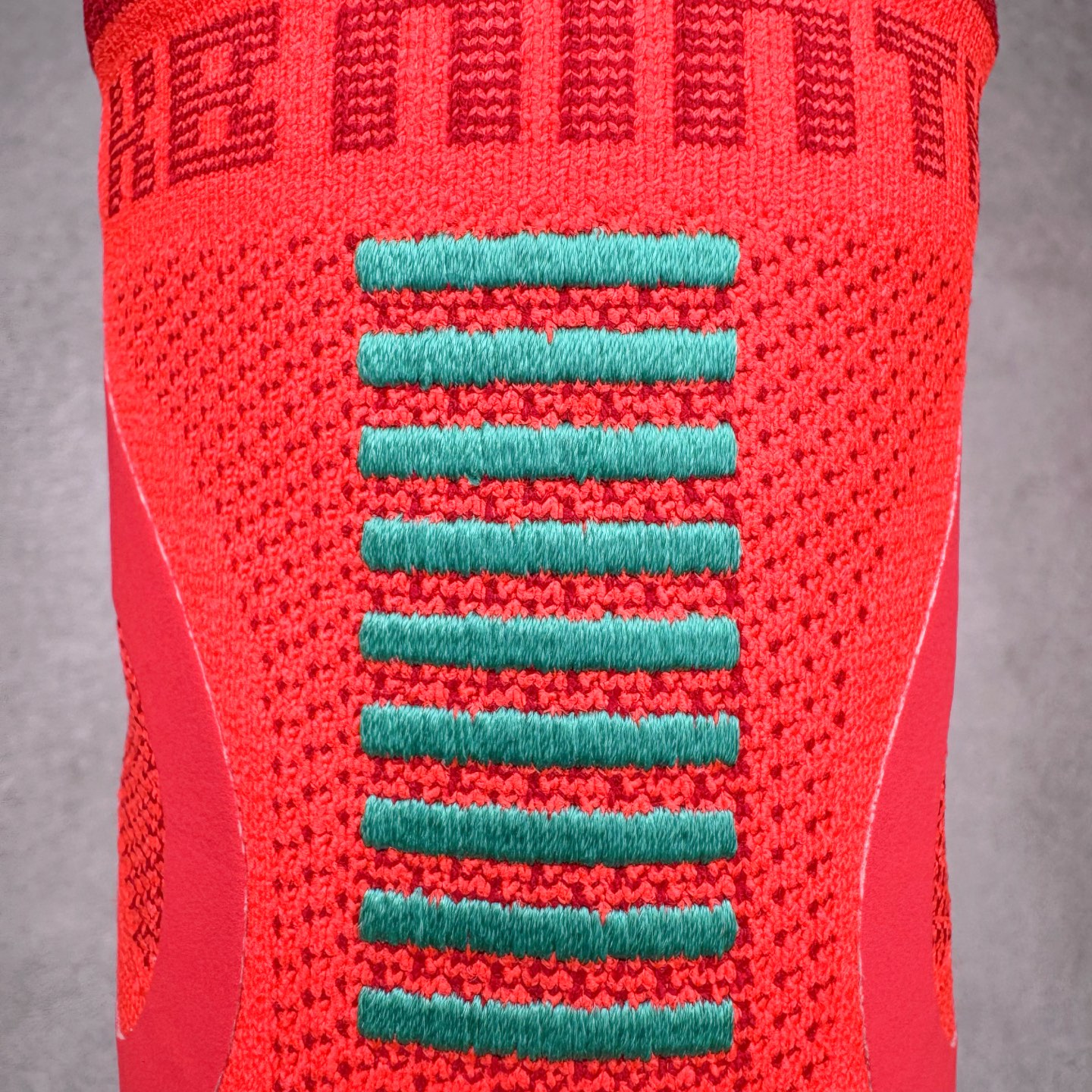 图片[14]-＃灭世纯原 NK KOBE 9 ELITE PROTRO \\\”科比9代精英高帮 圣诞红 FZ7335-600 2025曼巴年🐍重磅新品 市场最强科比9代精英版 独家出货 ✅原楦打造灵动版型 鞋头➕腰身➕后跟 360°无死角 ✅原厂工艺3层立体编织flyknit鞋面 厚度同步ZP吊打市场“纯原” ✅原厂碳板加持 立体感区分市场货品 ✅区分市场货品🌪过验级拉帮细节 ✅内置全新复刻版中底鞋垫 REACT缓震 密度增加抗衰减 ✅针对海外市场增加 47.5 满足精英选手实战需求 最强科9 灭世制造 用实力让情怀落地 👊🏻 实拍调校N版已经零色差零失真 百分百还原实物色彩所见即所得 不存在货不对板色差等低级问题 选购参考实物拍摄 不混卖不参货 只用心做好货严格选品 承诺混一赔十 尺码：39 40 40.5 41 42 42.5 43 44 44.5 45 46 47.5-选品中心