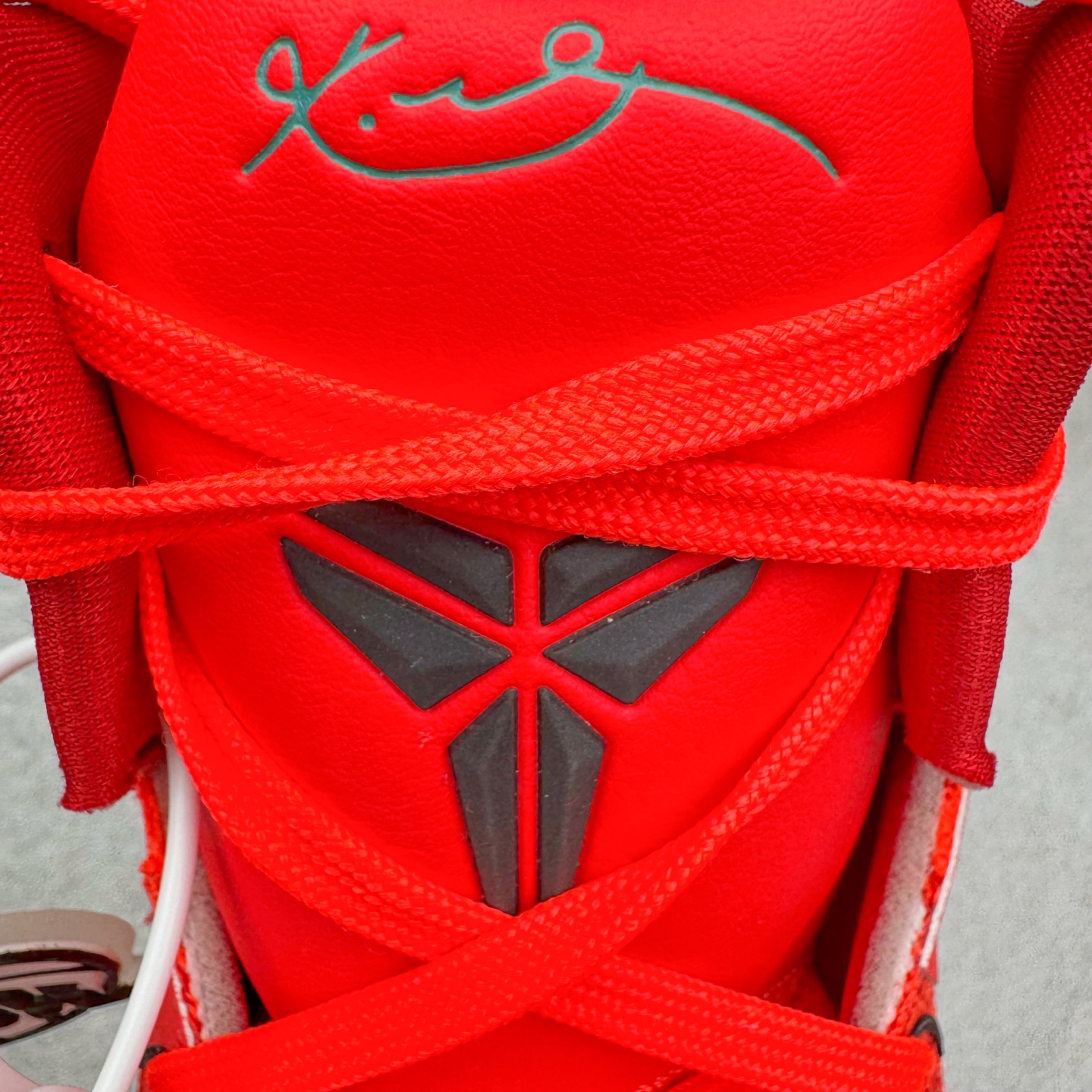 图片[11]-＃灭世纯原 NK KOBE 9 ELITE PROTRO \\\”科比9代精英高帮 圣诞红 FZ7335-600 2025曼巴年🐍重磅新品 市场最强科比9代精英版 独家出货 ✅原楦打造灵动版型 鞋头➕腰身➕后跟 360°无死角 ✅原厂工艺3层立体编织flyknit鞋面 厚度同步ZP吊打市场“纯原” ✅原厂碳板加持 立体感区分市场货品 ✅区分市场货品🌪过验级拉帮细节 ✅内置全新复刻版中底鞋垫 REACT缓震 密度增加抗衰减 ✅针对海外市场增加 47.5 满足精英选手实战需求 最强科9 灭世制造 用实力让情怀落地 👊🏻 实拍调校N版已经零色差零失真 百分百还原实物色彩所见即所得 不存在货不对板色差等低级问题 选购参考实物拍摄 不混卖不参货 只用心做好货严格选品 承诺混一赔十 尺码：39 40 40.5 41 42 42.5 43 44 44.5 45 46 47.5-选品中心