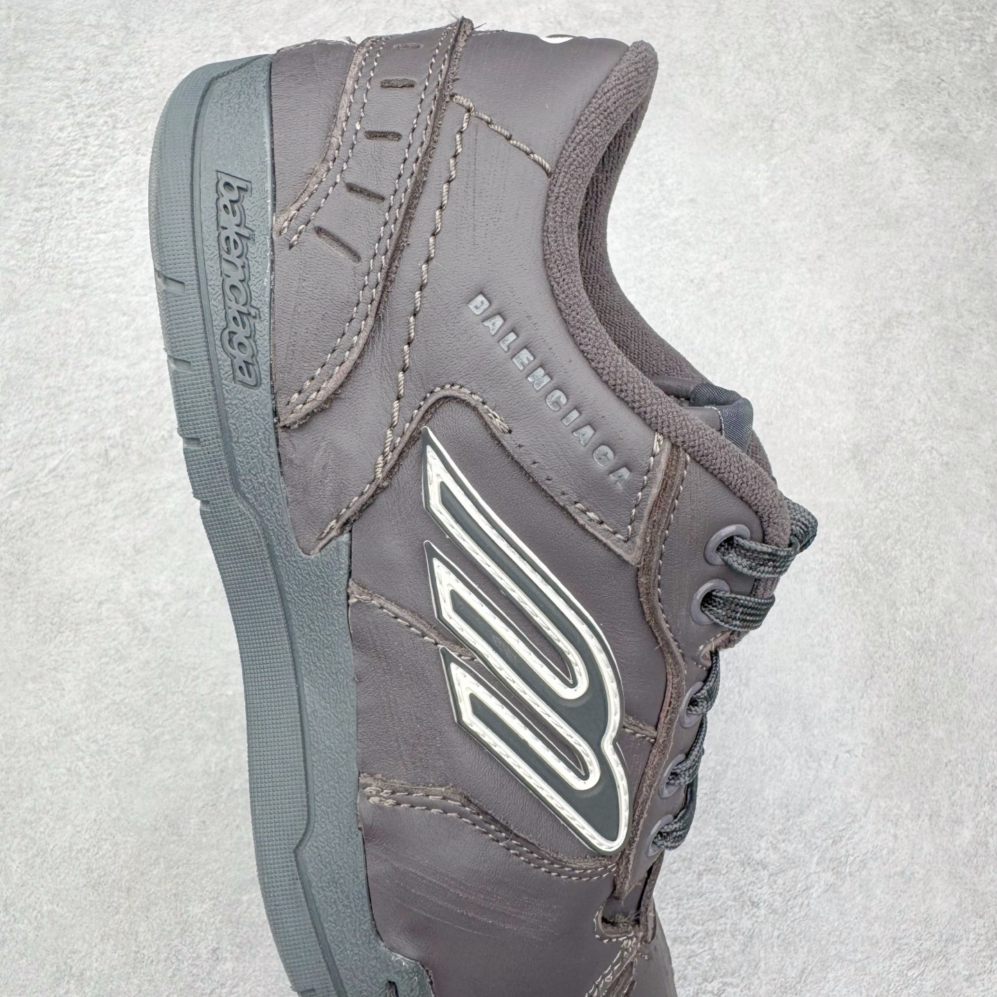 图片[6]-＃VG零售版 Balenciaga Hamptons Worn-Out 巴黎世家涤纶（聚酯纤维）牛皮革 圆头系带 低帮 生活休闲鞋板鞋 全套原纸板楦头开发 最原汁原味的灵魂版型 全鞋荧光划线卡点 胶水把控整洁度追求极致完美 每一双都是工艺品 多重QC质检 超越公司货的品控标准 实实在在的免检产品 原盒原配 正确字体电绣 粗细、位置、大小正确 侧边TPU 透气孔匹配意产原版 正确分离大底 TPU软底 原版一致大底LOGO 立体感十足 原厂皮料水洗做旧 采购原厂网纱 偏大一码 尺码：35 36 37 38 39 40 41 42 43 44 45 46-选品中心