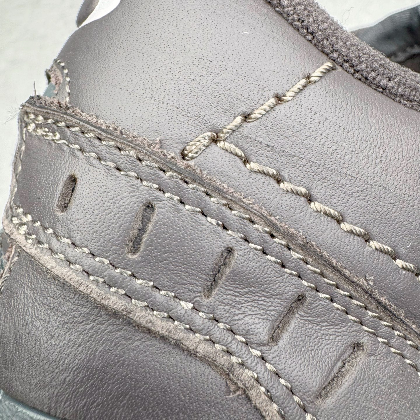 图片[14]-＃VG零售版 Balenciaga Hamptons Worn-Out 巴黎世家涤纶（聚酯纤维）牛皮革 圆头系带 低帮 生活休闲鞋板鞋 全套原纸板楦头开发 最原汁原味的灵魂版型 全鞋荧光划线卡点 胶水把控整洁度追求极致完美 每一双都是工艺品 多重QC质检 超越公司货的品控标准 实实在在的免检产品 原盒原配 正确字体电绣 粗细、位置、大小正确 侧边TPU 透气孔匹配意产原版 正确分离大底 TPU软底 原版一致大底LOGO 立体感十足 原厂皮料水洗做旧 采购原厂网纱 偏大一码 尺码：35 36 37 38 39 40 41 42 43 44 45 46-选品中心