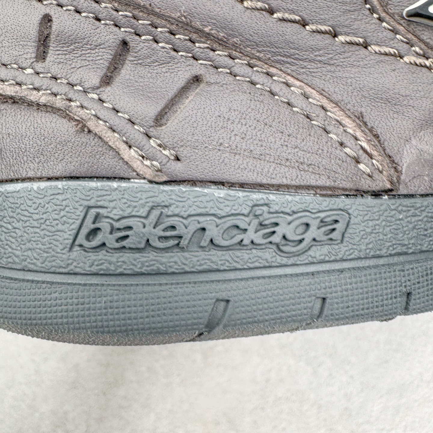 图片[15]-＃VG零售版 Balenciaga Hamptons Worn-Out 巴黎世家涤纶（聚酯纤维）牛皮革 圆头系带 低帮 生活休闲鞋板鞋 全套原纸板楦头开发 最原汁原味的灵魂版型 全鞋荧光划线卡点 胶水把控整洁度追求极致完美 每一双都是工艺品 多重QC质检 超越公司货的品控标准 实实在在的免检产品 原盒原配 正确字体电绣 粗细、位置、大小正确 侧边TPU 透气孔匹配意产原版 正确分离大底 TPU软底 原版一致大底LOGO 立体感十足 原厂皮料水洗做旧 采购原厂网纱 偏大一码 尺码：35 36 37 38 39 40 41 42 43 44 45 46-选品中心