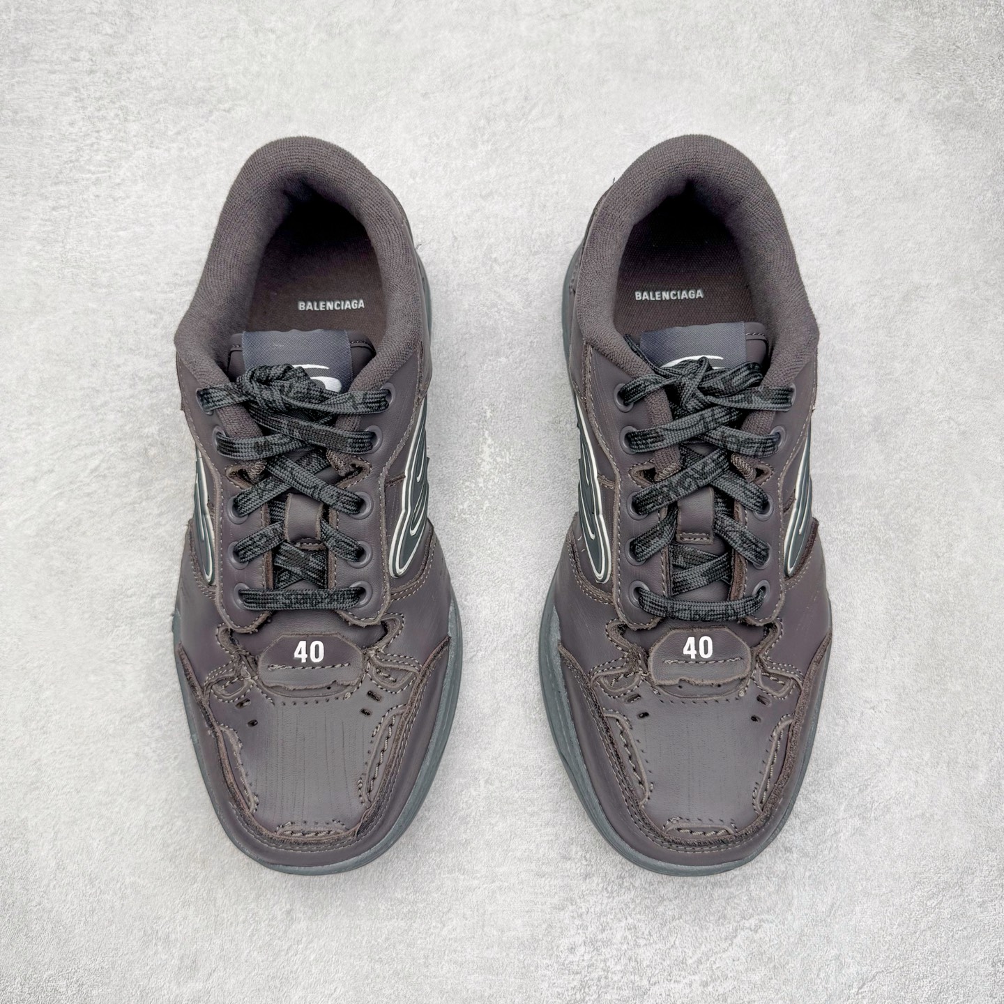 图片[2]-＃VG零售版 Balenciaga Hamptons Worn-Out 巴黎世家涤纶（聚酯纤维）牛皮革 圆头系带 低帮 生活休闲鞋板鞋 全套原纸板楦头开发 最原汁原味的灵魂版型 全鞋荧光划线卡点 胶水把控整洁度追求极致完美 每一双都是工艺品 多重QC质检 超越公司货的品控标准 实实在在的免检产品 原盒原配 正确字体电绣 粗细、位置、大小正确 侧边TPU 透气孔匹配意产原版 正确分离大底 TPU软底 原版一致大底LOGO 立体感十足 原厂皮料水洗做旧 采购原厂网纱 偏大一码 尺码：35 36 37 38 39 40 41 42 43 44 45 46-选品中心