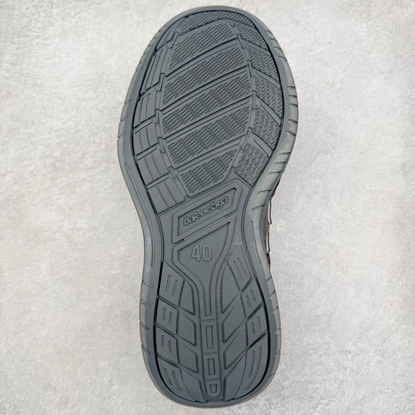 图片[9]-＃VG零售版 Balenciaga Hamptons Worn-Out 巴黎世家涤纶（聚酯纤维）牛皮革 圆头系带 低帮 生活休闲鞋板鞋 全套原纸板楦头开发 最原汁原味的灵魂版型 全鞋荧光划线卡点 胶水把控整洁度追求极致完美 每一双都是工艺品 多重QC质检 超越公司货的品控标准 实实在在的免检产品 原盒原配 正确字体电绣 粗细、位置、大小正确 侧边TPU 透气孔匹配意产原版 正确分离大底 TPU软底 原版一致大底LOGO 立体感十足 原厂皮料水洗做旧 采购原厂网纱 偏大一码 尺码：35 36 37 38 39 40 41 42 43 44 45 46-选品中心