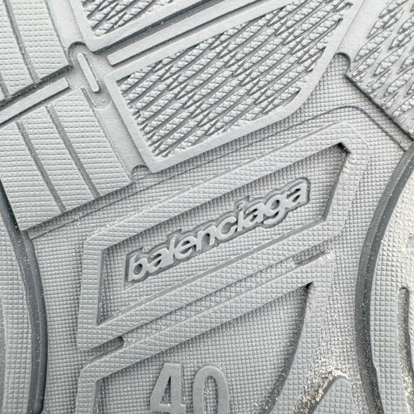 图片[18]-＃VG零售版 Balenciaga Hamptons Worn-Out 巴黎世家涤纶（聚酯纤维）牛皮革 圆头系带 低帮 生活休闲鞋板鞋 全套原纸板楦头开发 最原汁原味的灵魂版型 全鞋荧光划线卡点 胶水把控整洁度追求极致完美 每一双都是工艺品 多重QC质检 超越公司货的品控标准 实实在在的免检产品 原盒原配 正确字体电绣 粗细、位置、大小正确 侧边TPU 透气孔匹配意产原版 正确分离大底 TPU软底 原版一致大底LOGO 立体感十足 原厂皮料水洗做旧 采购原厂网纱 偏大一码 尺码：35 36 37 38 39 40 41 42 43 44 45 46-选品中心