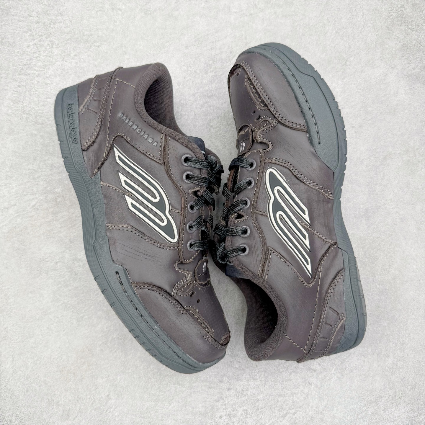 图片[3]-＃VG零售版 Balenciaga Hamptons Worn-Out 巴黎世家涤纶（聚酯纤维）牛皮革 圆头系带 低帮 生活休闲鞋板鞋 全套原纸板楦头开发 最原汁原味的灵魂版型 全鞋荧光划线卡点 胶水把控整洁度追求极致完美 每一双都是工艺品 多重QC质检 超越公司货的品控标准 实实在在的免检产品 原盒原配 正确字体电绣 粗细、位置、大小正确 侧边TPU 透气孔匹配意产原版 正确分离大底 TPU软底 原版一致大底LOGO 立体感十足 原厂皮料水洗做旧 采购原厂网纱 偏大一码 尺码：35 36 37 38 39 40 41 42 43 44 45 46-选品中心