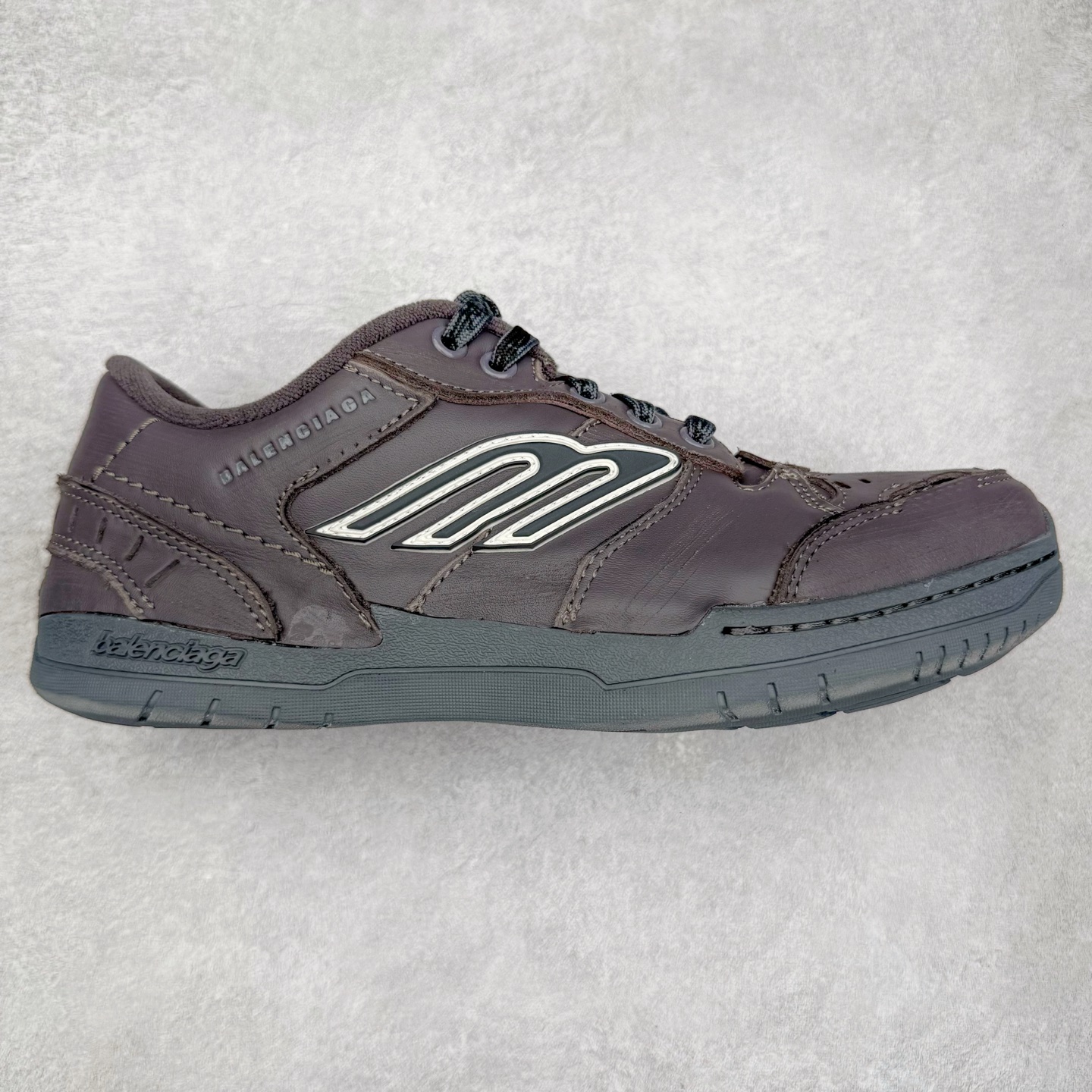 ＃VG零售版 Balenciaga Hamptons Worn-Out 巴黎世家涤纶（聚酯纤维）牛皮革 圆头系带 低帮 生活休闲鞋板鞋 全套原纸板楦头开发 最原汁原味的灵魂版型 全鞋荧光划线卡点 胶水把控整洁度追求极致完美 每一双都是工艺品 多重QC质检 超越公司货的品控标准 实实在在的免检产品 原盒原配 正确字体电绣 粗细、位置、大小正确 侧边TPU 透气孔匹配意产原版 正确分离大底 TPU软底 原版一致大底LOGO 立体感十足 原厂皮料水洗做旧 采购原厂网纱 偏大一码 尺码：35 36 37 38 39 40 41 42 43 44 45 46-选品中心