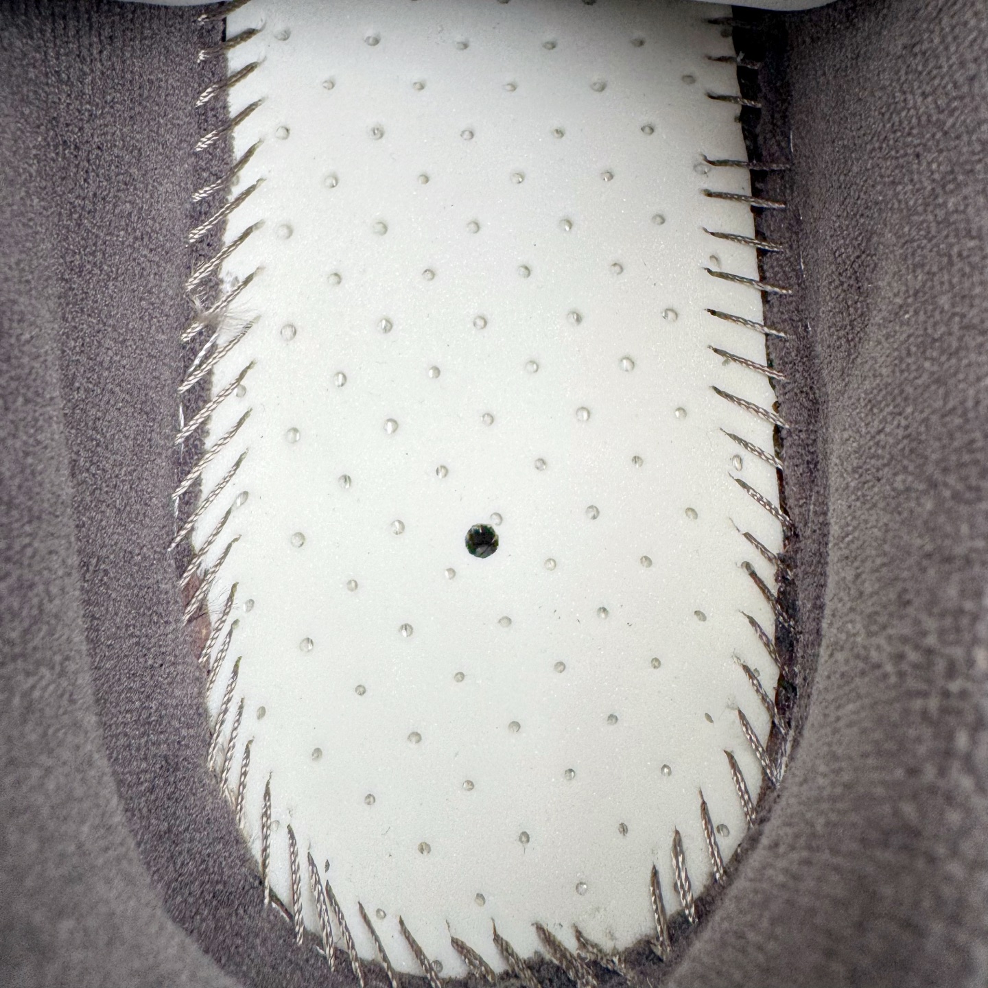 图片[10]-＃VG零售版 Balenciaga Hamptons Worn-Out 巴黎世家涤纶（聚酯纤维）牛皮革 圆头系带 低帮 生活休闲鞋板鞋 全套原纸板楦头开发 最原汁原味的灵魂版型 全鞋荧光划线卡点 胶水把控整洁度追求极致完美 每一双都是工艺品 多重QC质检 超越公司货的品控标准 实实在在的免检产品 原盒原配 正确字体电绣 粗细、位置、大小正确 侧边TPU 透气孔匹配意产原版 正确分离大底 TPU软底 原版一致大底LOGO 立体感十足 原厂皮料水洗做旧 采购原厂网纱 偏大一码 尺码：35 36 37 38 39 40 41 42 43 44 45 46-选品中心