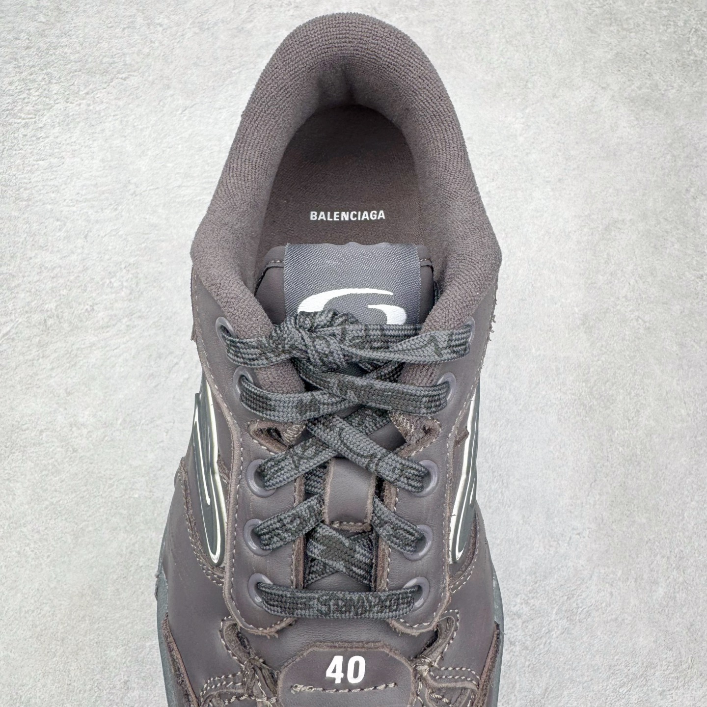 图片[5]-＃VG零售版 Balenciaga Hamptons Worn-Out 巴黎世家涤纶（聚酯纤维）牛皮革 圆头系带 低帮 生活休闲鞋板鞋 全套原纸板楦头开发 最原汁原味的灵魂版型 全鞋荧光划线卡点 胶水把控整洁度追求极致完美 每一双都是工艺品 多重QC质检 超越公司货的品控标准 实实在在的免检产品 原盒原配 正确字体电绣 粗细、位置、大小正确 侧边TPU 透气孔匹配意产原版 正确分离大底 TPU软底 原版一致大底LOGO 立体感十足 原厂皮料水洗做旧 采购原厂网纱 偏大一码 尺码：35 36 37 38 39 40 41 42 43 44 45 46-选品中心