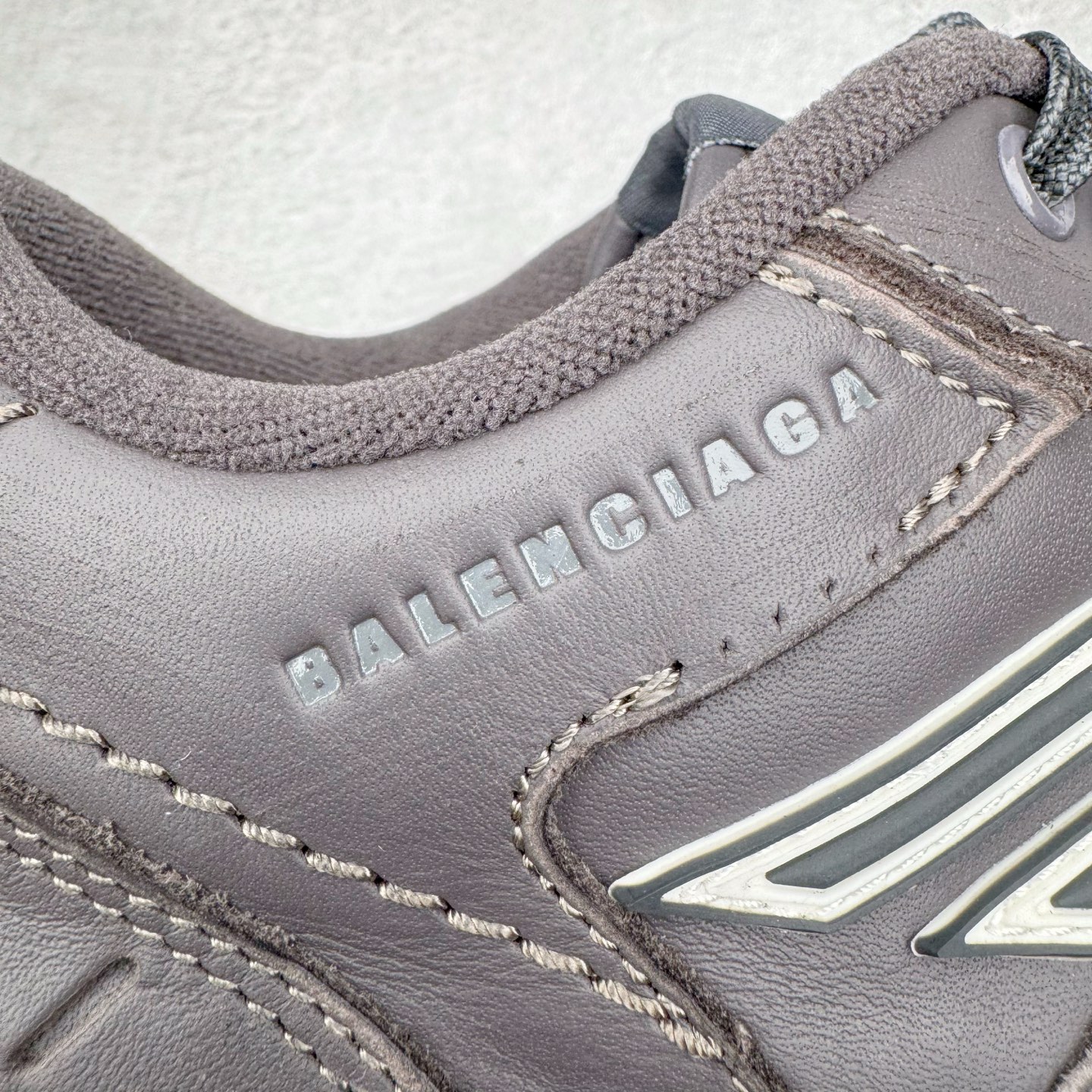 图片[16]-＃VG零售版 Balenciaga Hamptons Worn-Out 巴黎世家涤纶（聚酯纤维）牛皮革 圆头系带 低帮 生活休闲鞋板鞋 全套原纸板楦头开发 最原汁原味的灵魂版型 全鞋荧光划线卡点 胶水把控整洁度追求极致完美 每一双都是工艺品 多重QC质检 超越公司货的品控标准 实实在在的免检产品 原盒原配 正确字体电绣 粗细、位置、大小正确 侧边TPU 透气孔匹配意产原版 正确分离大底 TPU软底 原版一致大底LOGO 立体感十足 原厂皮料水洗做旧 采购原厂网纱 偏大一码 尺码：35 36 37 38 39 40 41 42 43 44 45 46-选品中心