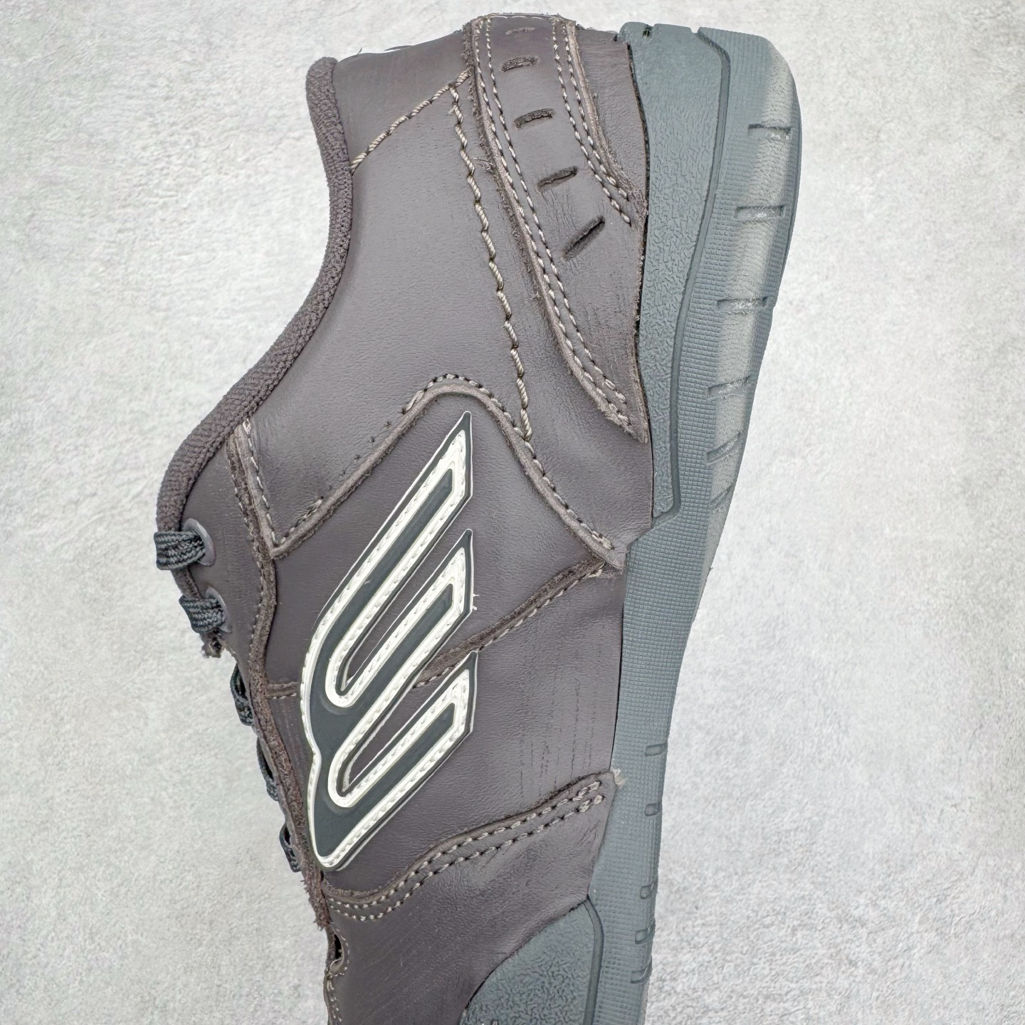 图片[7]-＃VG零售版 Balenciaga Hamptons Worn-Out 巴黎世家涤纶（聚酯纤维）牛皮革 圆头系带 低帮 生活休闲鞋板鞋 全套原纸板楦头开发 最原汁原味的灵魂版型 全鞋荧光划线卡点 胶水把控整洁度追求极致完美 每一双都是工艺品 多重QC质检 超越公司货的品控标准 实实在在的免检产品 原盒原配 正确字体电绣 粗细、位置、大小正确 侧边TPU 透气孔匹配意产原版 正确分离大底 TPU软底 原版一致大底LOGO 立体感十足 原厂皮料水洗做旧 采购原厂网纱 偏大一码 尺码：35 36 37 38 39 40 41 42 43 44 45 46-选品中心