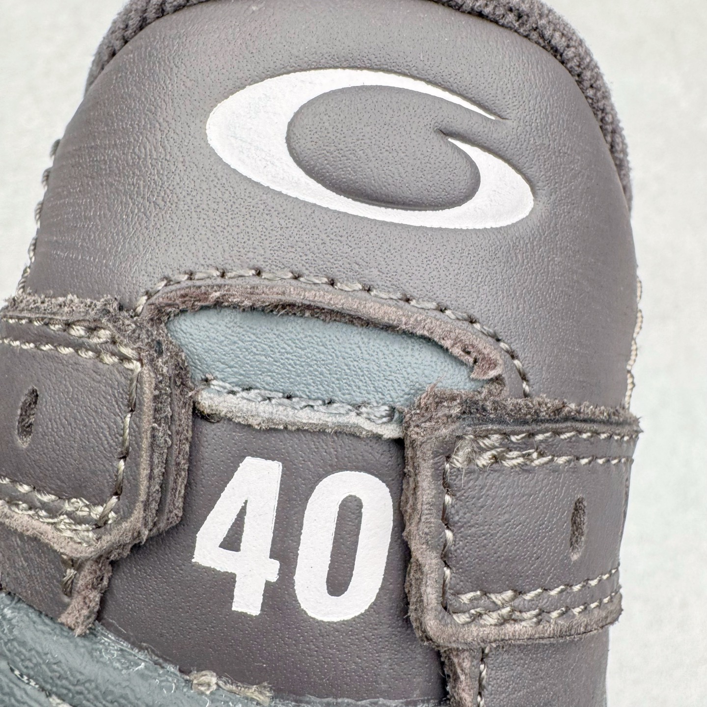 图片[13]-＃VG零售版 Balenciaga Hamptons Worn-Out 巴黎世家涤纶（聚酯纤维）牛皮革 圆头系带 低帮 生活休闲鞋板鞋 全套原纸板楦头开发 最原汁原味的灵魂版型 全鞋荧光划线卡点 胶水把控整洁度追求极致完美 每一双都是工艺品 多重QC质检 超越公司货的品控标准 实实在在的免检产品 原盒原配 正确字体电绣 粗细、位置、大小正确 侧边TPU 透气孔匹配意产原版 正确分离大底 TPU软底 原版一致大底LOGO 立体感十足 原厂皮料水洗做旧 采购原厂网纱 偏大一码 尺码：35 36 37 38 39 40 41 42 43 44 45 46-选品中心