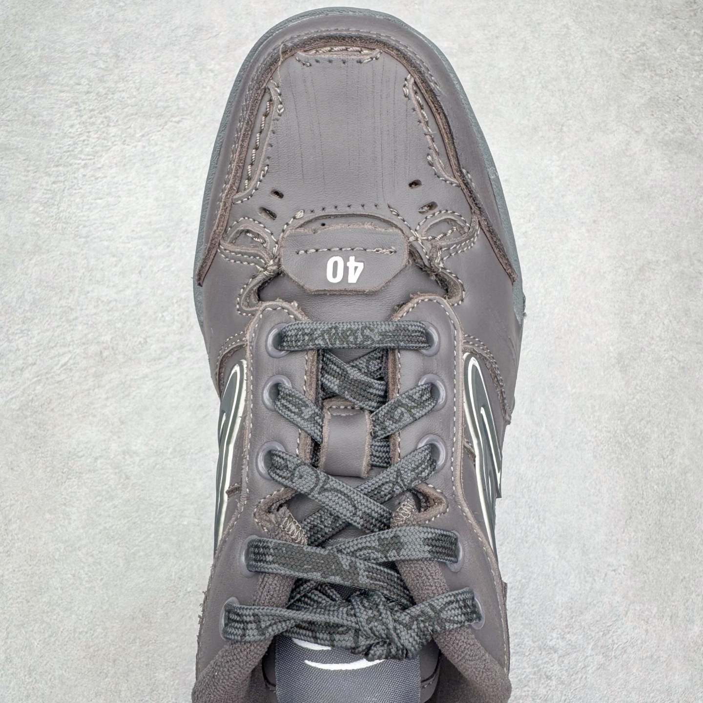 图片[4]-＃VG零售版 Balenciaga Hamptons Worn-Out 巴黎世家涤纶（聚酯纤维）牛皮革 圆头系带 低帮 生活休闲鞋板鞋 全套原纸板楦头开发 最原汁原味的灵魂版型 全鞋荧光划线卡点 胶水把控整洁度追求极致完美 每一双都是工艺品 多重QC质检 超越公司货的品控标准 实实在在的免检产品 原盒原配 正确字体电绣 粗细、位置、大小正确 侧边TPU 透气孔匹配意产原版 正确分离大底 TPU软底 原版一致大底LOGO 立体感十足 原厂皮料水洗做旧 采购原厂网纱 偏大一码 尺码：35 36 37 38 39 40 41 42 43 44 45 46-选品中心