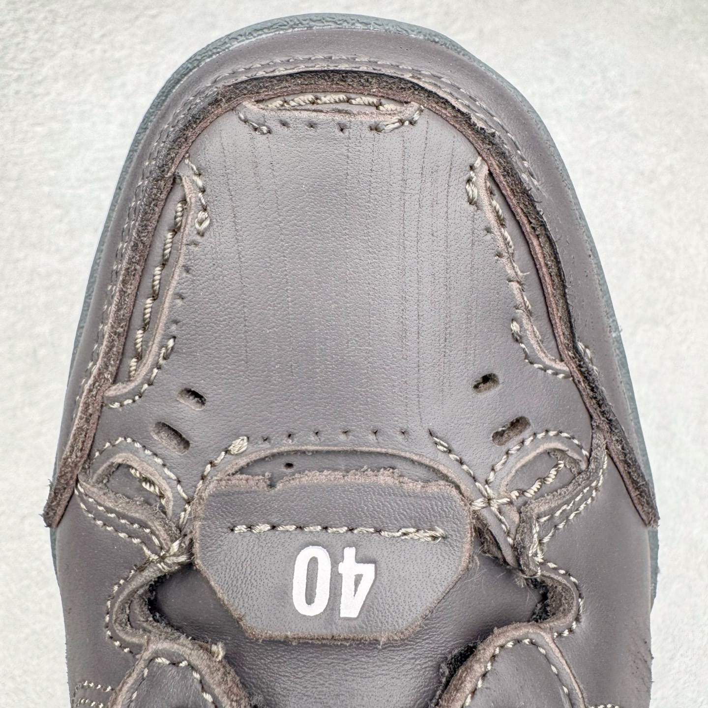 图片[12]-＃VG零售版 Balenciaga Hamptons Worn-Out 巴黎世家涤纶（聚酯纤维）牛皮革 圆头系带 低帮 生活休闲鞋板鞋 全套原纸板楦头开发 最原汁原味的灵魂版型 全鞋荧光划线卡点 胶水把控整洁度追求极致完美 每一双都是工艺品 多重QC质检 超越公司货的品控标准 实实在在的免检产品 原盒原配 正确字体电绣 粗细、位置、大小正确 侧边TPU 透气孔匹配意产原版 正确分离大底 TPU软底 原版一致大底LOGO 立体感十足 原厂皮料水洗做旧 采购原厂网纱 偏大一码 尺码：35 36 37 38 39 40 41 42 43 44 45 46-选品中心