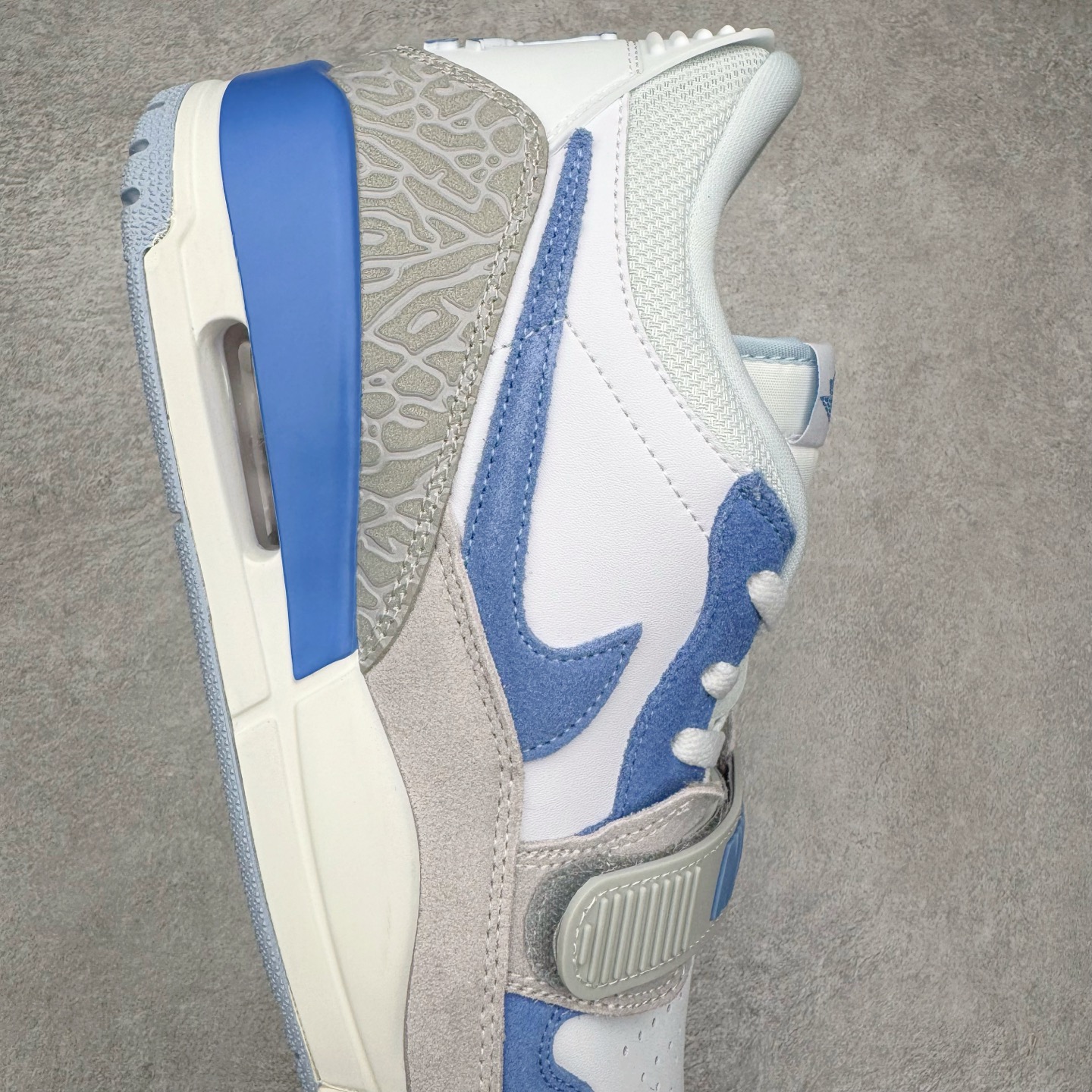 图片[6]-＃KZ神版 Air Jordan Legacy AJ312 Low 低帮复古篮球鞋 灰蓝 CD7069-141 市场最强独一档产物 全套原纸板楦头开发 原厂大底磨具加持立体防滑纹理 原档数据后跟TPU子母扣魔术贴 原装可视Air Sole气垫 原汁原味最完美的312代版型 唯一正确鞋头趴度弧度高度鞋身腰线 进口港宝加持 后跟自然饱满 全鞋荧光划线卡点 追求极致完美 每一双都是工艺品 多重QC质检 超越公司货的品控标准 实实在在的免检产品 鞋身采用了皮革材质打造 横跨鞋面的魔术贴十分吸睛 侧面的Swoosh Logo的一部分被鞋面遮挡了一部分 颇具玩味 魔术贴上标有NK标识 而鞋舌上是Jordan的经典红色飞翼Logo 后跟和鞋底均采用了AJ3的设计 后跟上同样也使用了经典的爆裂纹图案 尺码：36 36.5 37.5 38 38.5 39 40 40.5 41 42 42.5 43 44 44.5 45 46 47.5-选品中心