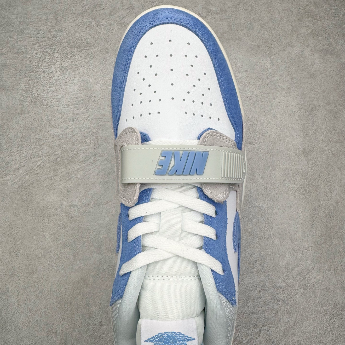 图片[4]-＃KZ神版 Air Jordan Legacy AJ312 Low 低帮复古篮球鞋 灰蓝 CD7069-141 市场最强独一档产物 全套原纸板楦头开发 原厂大底磨具加持立体防滑纹理 原档数据后跟TPU子母扣魔术贴 原装可视Air Sole气垫 原汁原味最完美的312代版型 唯一正确鞋头趴度弧度高度鞋身腰线 进口港宝加持 后跟自然饱满 全鞋荧光划线卡点 追求极致完美 每一双都是工艺品 多重QC质检 超越公司货的品控标准 实实在在的免检产品 鞋身采用了皮革材质打造 横跨鞋面的魔术贴十分吸睛 侧面的Swoosh Logo的一部分被鞋面遮挡了一部分 颇具玩味 魔术贴上标有NK标识 而鞋舌上是Jordan的经典红色飞翼Logo 后跟和鞋底均采用了AJ3的设计 后跟上同样也使用了经典的爆裂纹图案 尺码：36 36.5 37.5 38 38.5 39 40 40.5 41 42 42.5 43 44 44.5 45 46 47.5-选品中心