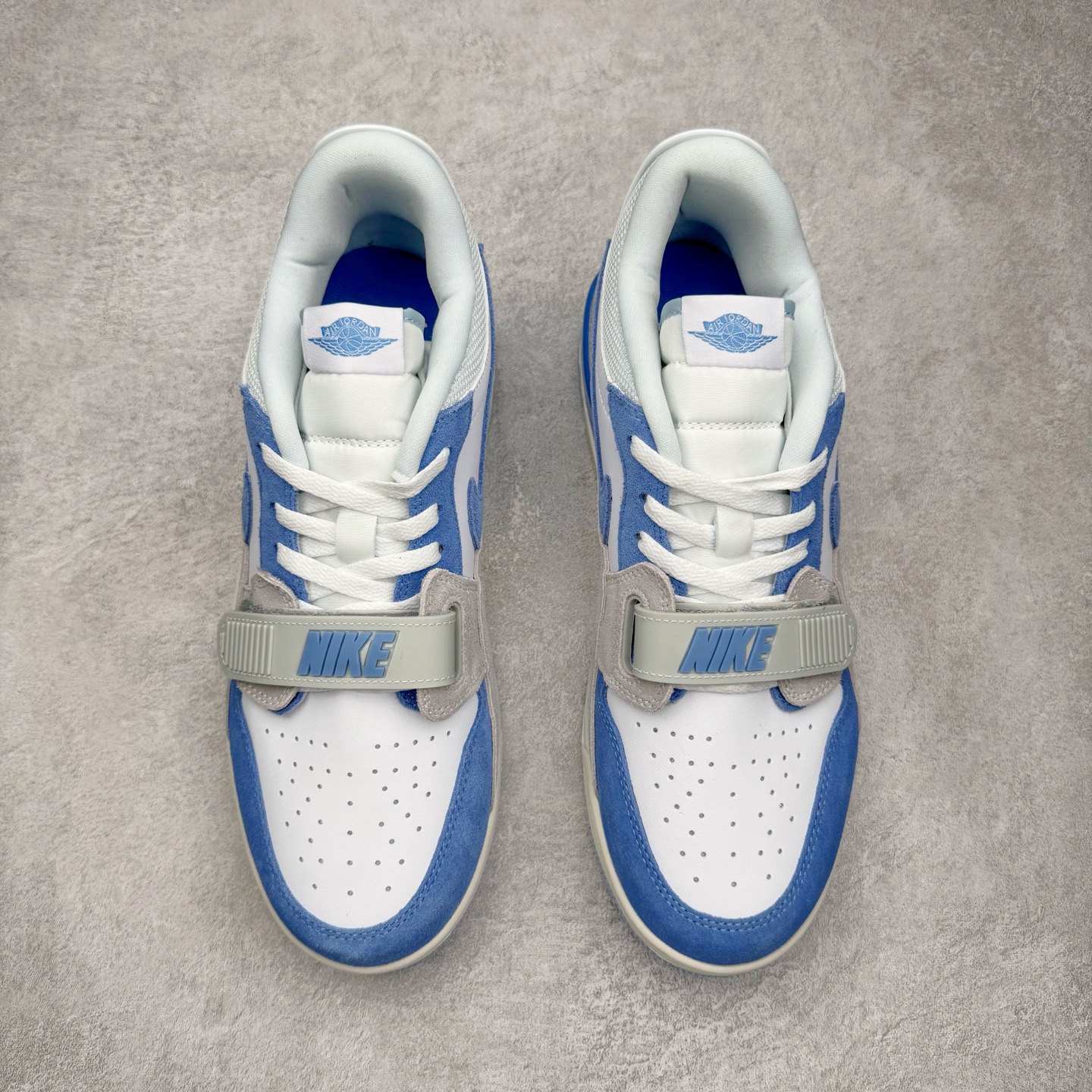 图片[2]-＃KZ神版 Air Jordan Legacy AJ312 Low 低帮复古篮球鞋 灰蓝 CD7069-141 市场最强独一档产物 全套原纸板楦头开发 原厂大底磨具加持立体防滑纹理 原档数据后跟TPU子母扣魔术贴 原装可视Air Sole气垫 原汁原味最完美的312代版型 唯一正确鞋头趴度弧度高度鞋身腰线 进口港宝加持 后跟自然饱满 全鞋荧光划线卡点 追求极致完美 每一双都是工艺品 多重QC质检 超越公司货的品控标准 实实在在的免检产品 鞋身采用了皮革材质打造 横跨鞋面的魔术贴十分吸睛 侧面的Swoosh Logo的一部分被鞋面遮挡了一部分 颇具玩味 魔术贴上标有NK标识 而鞋舌上是Jordan的经典红色飞翼Logo 后跟和鞋底均采用了AJ3的设计 后跟上同样也使用了经典的爆裂纹图案 尺码：36 36.5 37.5 38 38.5 39 40 40.5 41 42 42.5 43 44 44.5 45 46 47.5-选品中心