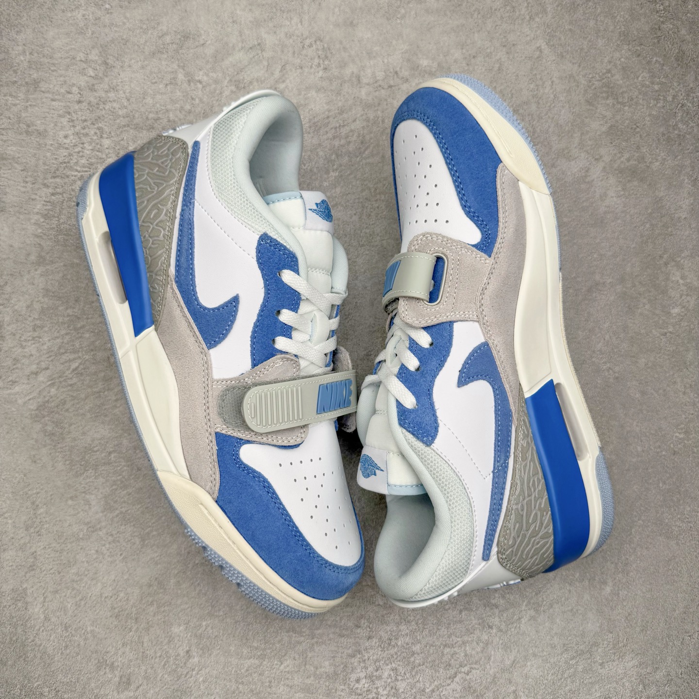 图片[3]-＃KZ神版 Air Jordan Legacy AJ312 Low 低帮复古篮球鞋 灰蓝 CD7069-141 市场最强独一档产物 全套原纸板楦头开发 原厂大底磨具加持立体防滑纹理 原档数据后跟TPU子母扣魔术贴 原装可视Air Sole气垫 原汁原味最完美的312代版型 唯一正确鞋头趴度弧度高度鞋身腰线 进口港宝加持 后跟自然饱满 全鞋荧光划线卡点 追求极致完美 每一双都是工艺品 多重QC质检 超越公司货的品控标准 实实在在的免检产品 鞋身采用了皮革材质打造 横跨鞋面的魔术贴十分吸睛 侧面的Swoosh Logo的一部分被鞋面遮挡了一部分 颇具玩味 魔术贴上标有NK标识 而鞋舌上是Jordan的经典红色飞翼Logo 后跟和鞋底均采用了AJ3的设计 后跟上同样也使用了经典的爆裂纹图案 尺码：36 36.5 37.5 38 38.5 39 40 40.5 41 42 42.5 43 44 44.5 45 46 47.5-选品中心