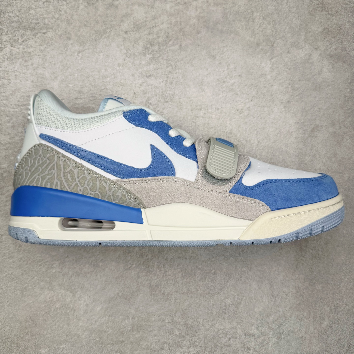 ＃KZ神版 Air Jordan Legacy AJ312 Low 低帮复古篮球鞋 灰蓝 CD7069-141 市场最强独一档产物 全套原纸板楦头开发 原厂大底磨具加持立体防滑纹理 原档数据后跟TPU子母扣魔术贴 原装可视Air Sole气垫 原汁原味最完美的312代版型 唯一正确鞋头趴度弧度高度鞋身腰线 进口港宝加持 后跟自然饱满 全鞋荧光划线卡点 追求极致完美 每一双都是工艺品 多重QC质检 超越公司货的品控标准 实实在在的免检产品 鞋身采用了皮革材质打造 横跨鞋面的魔术贴十分吸睛 侧面的Swoosh Logo的一部分被鞋面遮挡了一部分 颇具玩味 魔术贴上标有NK标识 而鞋舌上是Jordan的经典红色飞翼Logo 后跟和鞋底均采用了AJ3的设计 后跟上同样也使用了经典的爆裂纹图案 尺码：36 36.5 37.5 38 38.5 39 40 40.5 41 42 42.5 43 44 44.5 45 46 47.5-选品中心