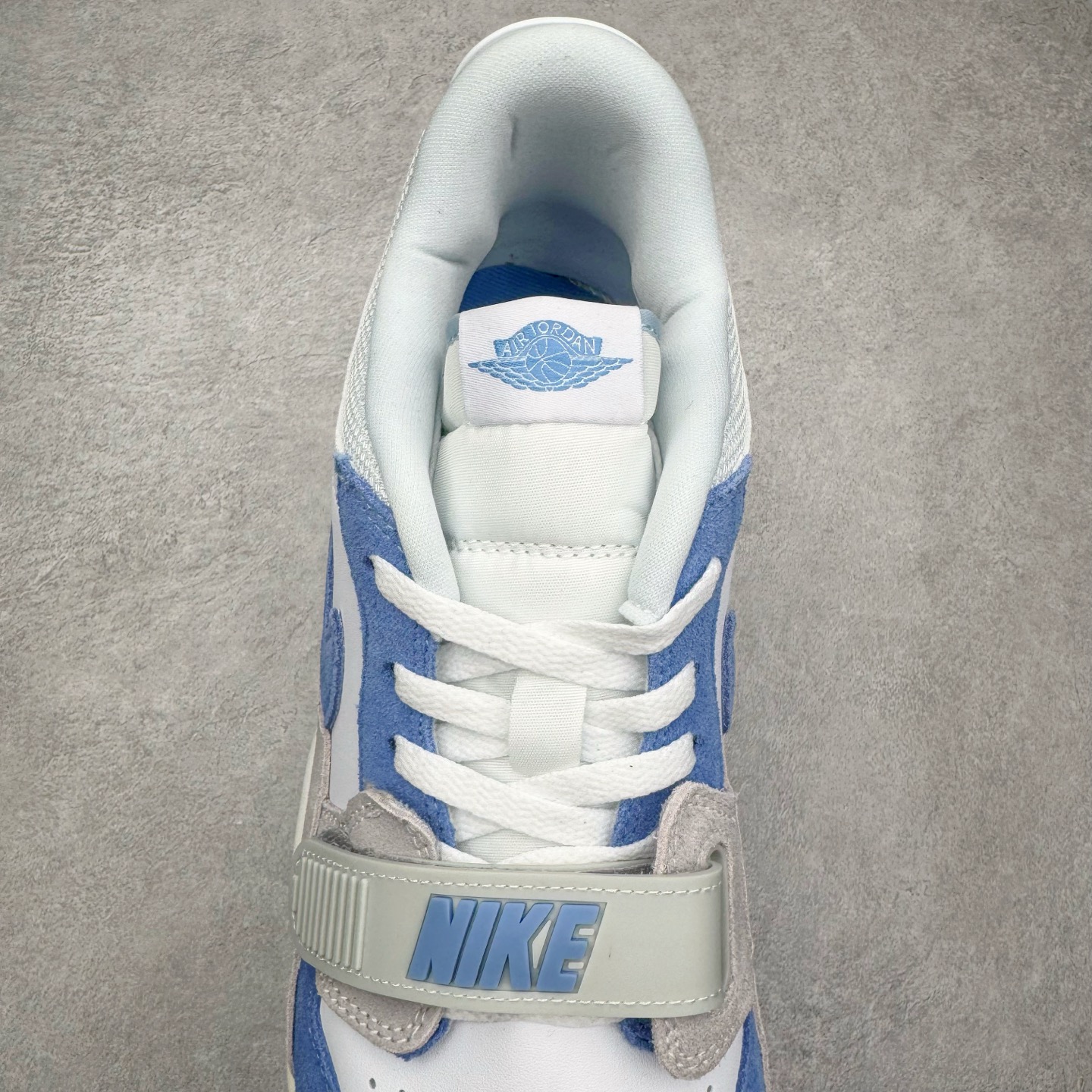 图片[5]-＃KZ神版 Air Jordan Legacy AJ312 Low 低帮复古篮球鞋 灰蓝 CD7069-141 市场最强独一档产物 全套原纸板楦头开发 原厂大底磨具加持立体防滑纹理 原档数据后跟TPU子母扣魔术贴 原装可视Air Sole气垫 原汁原味最完美的312代版型 唯一正确鞋头趴度弧度高度鞋身腰线 进口港宝加持 后跟自然饱满 全鞋荧光划线卡点 追求极致完美 每一双都是工艺品 多重QC质检 超越公司货的品控标准 实实在在的免检产品 鞋身采用了皮革材质打造 横跨鞋面的魔术贴十分吸睛 侧面的Swoosh Logo的一部分被鞋面遮挡了一部分 颇具玩味 魔术贴上标有NK标识 而鞋舌上是Jordan的经典红色飞翼Logo 后跟和鞋底均采用了AJ3的设计 后跟上同样也使用了经典的爆裂纹图案 尺码：36 36.5 37.5 38 38.5 39 40 40.5 41 42 42.5 43 44 44.5 45 46 47.5-选品中心