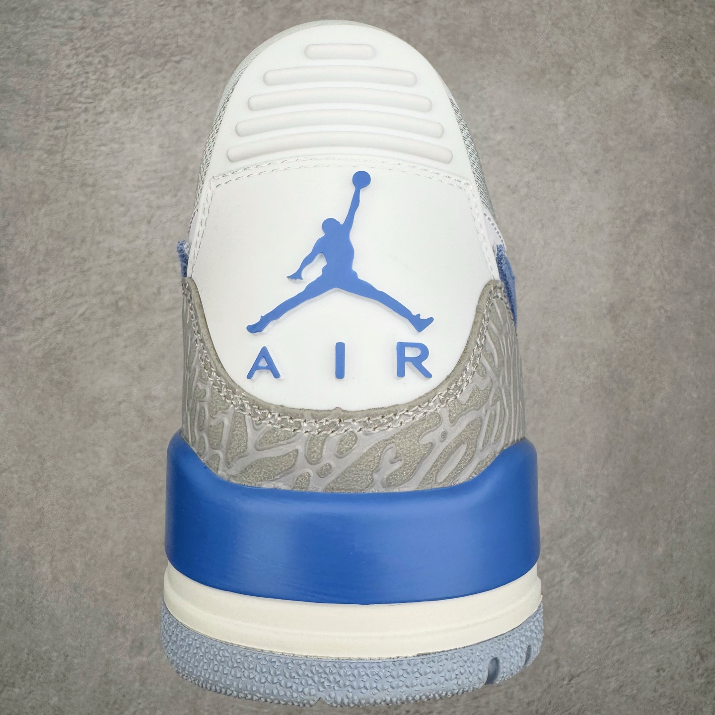 图片[8]-＃KZ神版 Air Jordan Legacy AJ312 Low 低帮复古篮球鞋 灰蓝 CD7069-141 市场最强独一档产物 全套原纸板楦头开发 原厂大底磨具加持立体防滑纹理 原档数据后跟TPU子母扣魔术贴 原装可视Air Sole气垫 原汁原味最完美的312代版型 唯一正确鞋头趴度弧度高度鞋身腰线 进口港宝加持 后跟自然饱满 全鞋荧光划线卡点 追求极致完美 每一双都是工艺品 多重QC质检 超越公司货的品控标准 实实在在的免检产品 鞋身采用了皮革材质打造 横跨鞋面的魔术贴十分吸睛 侧面的Swoosh Logo的一部分被鞋面遮挡了一部分 颇具玩味 魔术贴上标有NK标识 而鞋舌上是Jordan的经典红色飞翼Logo 后跟和鞋底均采用了AJ3的设计 后跟上同样也使用了经典的爆裂纹图案 尺码：36 36.5 37.5 38 38.5 39 40 40.5 41 42 42.5 43 44 44.5 45 46 47.5-选品中心