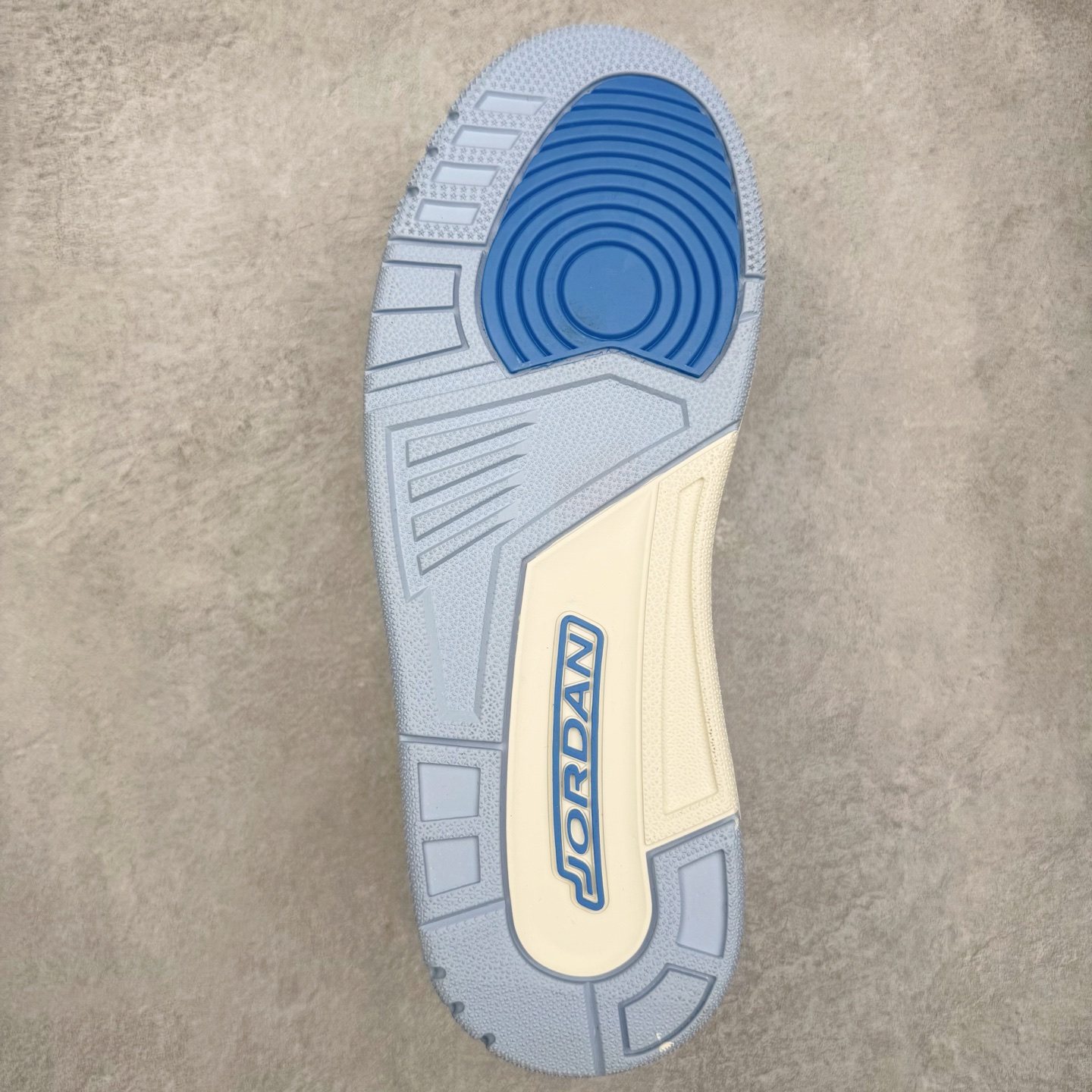 图片[9]-＃KZ神版 Air Jordan Legacy AJ312 Low 低帮复古篮球鞋 灰蓝 CD7069-141 市场最强独一档产物 全套原纸板楦头开发 原厂大底磨具加持立体防滑纹理 原档数据后跟TPU子母扣魔术贴 原装可视Air Sole气垫 原汁原味最完美的312代版型 唯一正确鞋头趴度弧度高度鞋身腰线 进口港宝加持 后跟自然饱满 全鞋荧光划线卡点 追求极致完美 每一双都是工艺品 多重QC质检 超越公司货的品控标准 实实在在的免检产品 鞋身采用了皮革材质打造 横跨鞋面的魔术贴十分吸睛 侧面的Swoosh Logo的一部分被鞋面遮挡了一部分 颇具玩味 魔术贴上标有NK标识 而鞋舌上是Jordan的经典红色飞翼Logo 后跟和鞋底均采用了AJ3的设计 后跟上同样也使用了经典的爆裂纹图案 尺码：36 36.5 37.5 38 38.5 39 40 40.5 41 42 42.5 43 44 44.5 45 46 47.5-选品中心