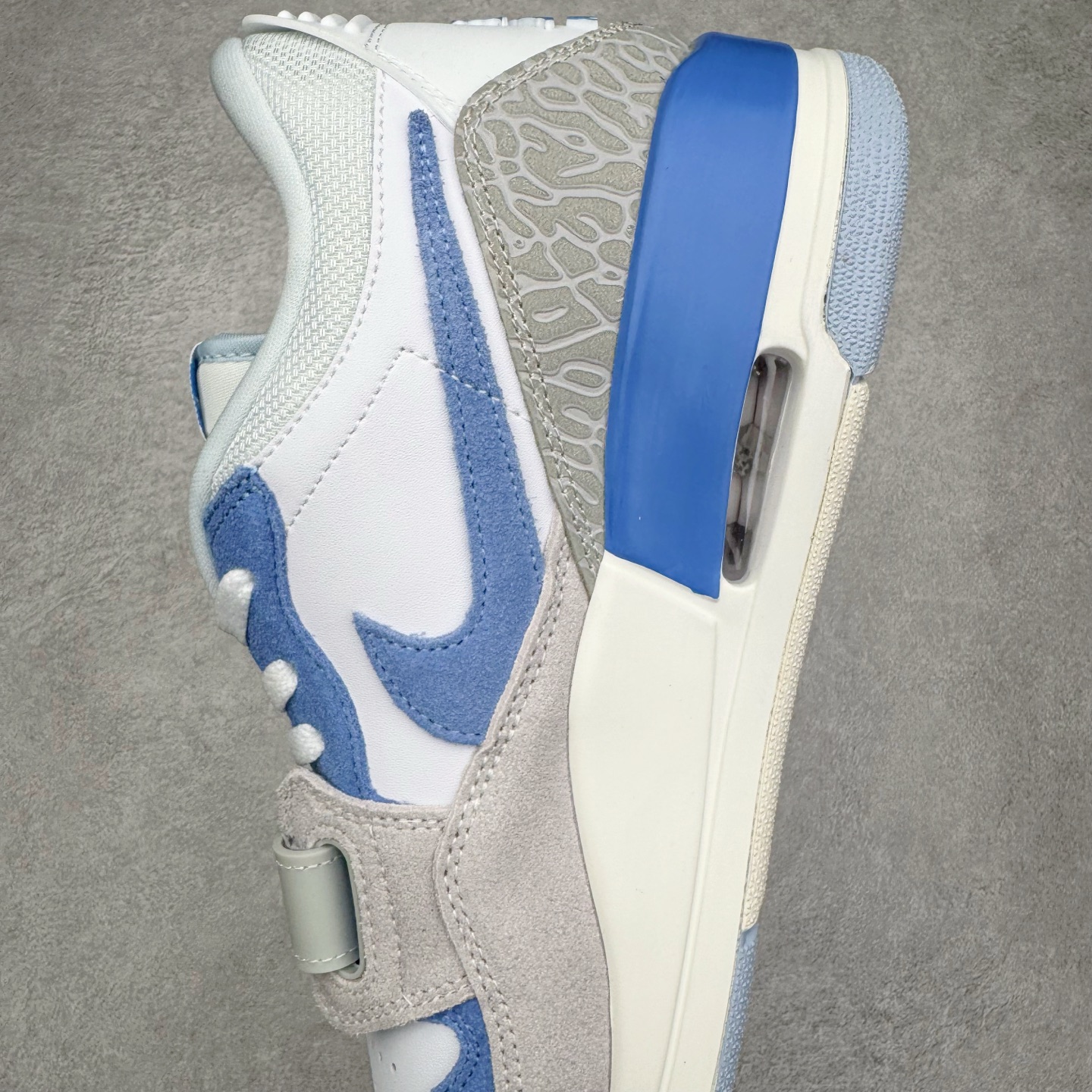 图片[7]-＃KZ神版 Air Jordan Legacy AJ312 Low 低帮复古篮球鞋 灰蓝 CD7069-141 市场最强独一档产物 全套原纸板楦头开发 原厂大底磨具加持立体防滑纹理 原档数据后跟TPU子母扣魔术贴 原装可视Air Sole气垫 原汁原味最完美的312代版型 唯一正确鞋头趴度弧度高度鞋身腰线 进口港宝加持 后跟自然饱满 全鞋荧光划线卡点 追求极致完美 每一双都是工艺品 多重QC质检 超越公司货的品控标准 实实在在的免检产品 鞋身采用了皮革材质打造 横跨鞋面的魔术贴十分吸睛 侧面的Swoosh Logo的一部分被鞋面遮挡了一部分 颇具玩味 魔术贴上标有NK标识 而鞋舌上是Jordan的经典红色飞翼Logo 后跟和鞋底均采用了AJ3的设计 后跟上同样也使用了经典的爆裂纹图案 尺码：36 36.5 37.5 38 38.5 39 40 40.5 41 42 42.5 43 44 44.5 45 46 47.5-选品中心