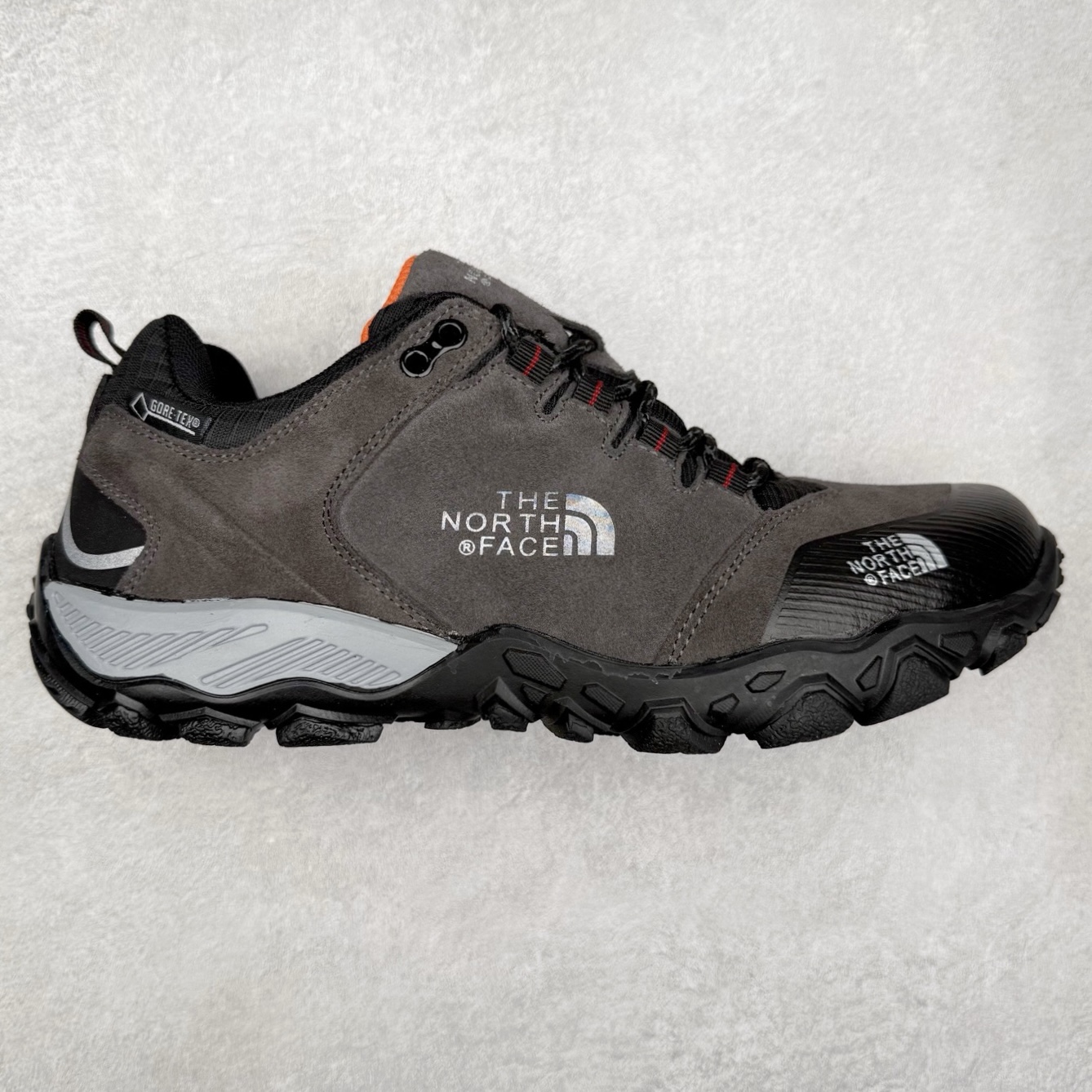 The North Face 北面乐斯菲斯户外运动休闲登山鞋越野徒步鞋 广东大厂品质 面料采用进口磨砂牛皮 鞋底采用Vibram黄金大底 专门为鞋底设计的橡胶以出色的耐磨性 良好的防滑性或得不少户外运动爱好者的喜欢 专业户外登山品牌（北面）The North Face自1966年创立，由两位热爱登山徒步的年轻登山者于美西旧金山开创，不断透过研发与创新，并且将最先进的技术结合在服装与鞋款设计，生产多种外型帅气且专业能力非常强的户外运动装备而备受欢迎。尺码：39-45（运动鞋码）-选品中心