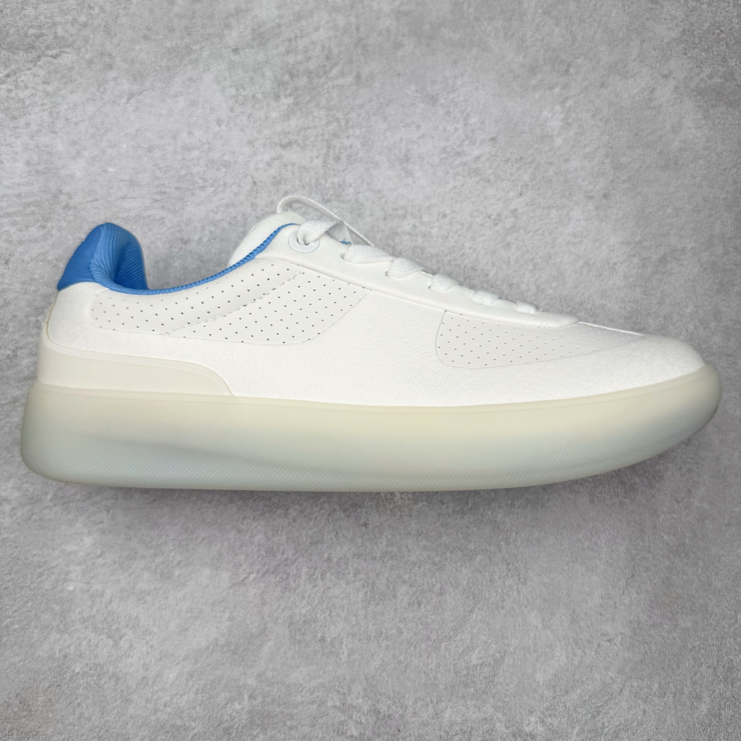 ＃GD广顶 lululemon Cityverse 露露乐檬极简主义减震耐磨低帮生活休闲鞋 Cityverse将运动性能融入经典休闲鞋中，中底提供出色缓震，并贴合足部曲线，带来全天候的舒适感。鞋面采用两种材质拼接，且前半部分采用热熔压胶处理，无任何缝线，保留了鞋身整体性。模制泡沫的鞋垫带来上乘的脚感，在平日休闲穿着时不会磨脚，也能提供轻质软弹的效果。25年来，lululemon一直秉持“感受为先”的设计理念，并相信更好的感受带来更好的表现。此次男鞋的设计亦是如此。投入多年研究，针对男性在不同运动场景中的脚步形态设计了不同鞋履款式。同时，还进行了生物力学与形态学研究，为“他”带来更好的贴合度和感受。尺码：36 36.5 37.5 38 38.5 39 40 40.5 41 42 42.5 43 44 44.5 45-选品中心