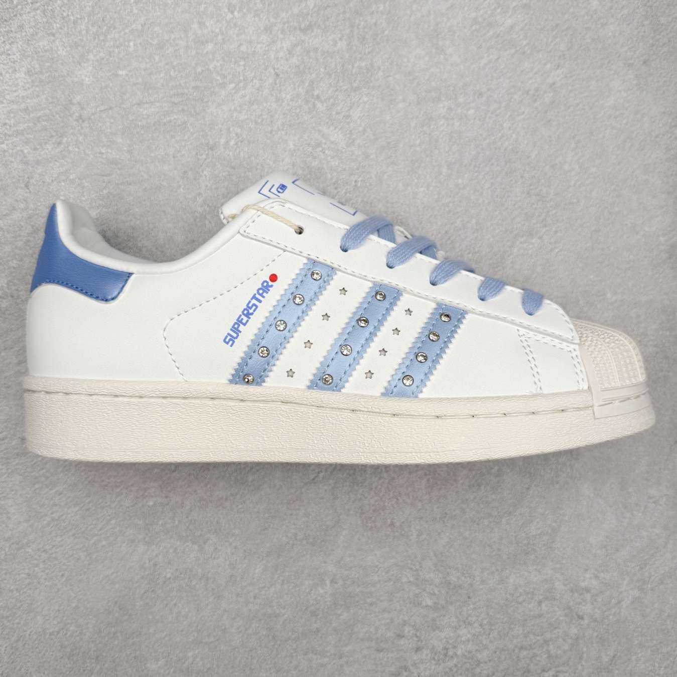 AD Originals Superstar 经典复古贝壳头板鞋 JR4506 诞生于1969年 是第一双将全皮面鞋 身与橡胶鞋头结合在一起的低帮篮球鞋 Superstar最开始 是作为高帮篮球鞋Pro Model的低帮版本而出现的 但因为其独特和醒目的橡胶鞋头造型而让大家熟知 被大家形象地称为\\\”shelltoe\\\”贝壳头 在70年代的美国职业篮球场上 接近3/4的NBA球员都将这双Superstar作为场上用鞋 80年代之后 经过不断的改良和发展 Superstar逐渐成为横跨时装、音乐、街头文化、休闲和运动等各大领域的时尚潮鞋 尺码：36 36.5 37 38 38.5 39 40 40.5 41 42 42.5 43 44 44.5 45-选品中心