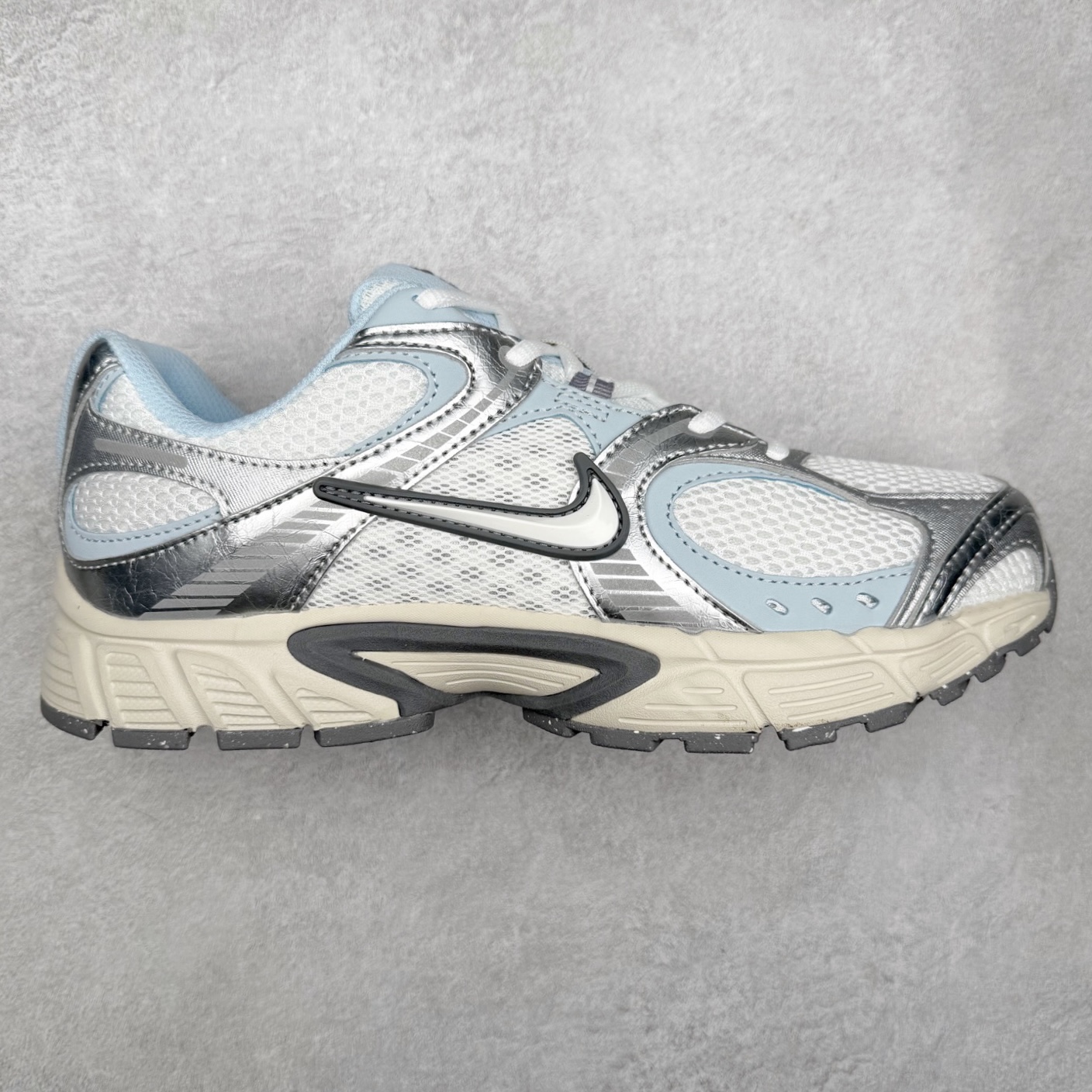 ＃纯原福利 NK V5 RNR 舒适百搭防滑耐磨低帮跑步鞋 舒适有型适合日常穿着 该鞋款延续千禧年经典设计搭载泡绵中底 厚实而轻盈匠心细节巧搭立体耐克勾标志焕新演绎复古跑鞋 鞋款从千禧年美学汲取灵感 混搭多种材质突显层次感立体感和传统跑步风范 尺码：36 36.5 37.5 38 38.5 39 40 40.5 41 42 42.5 43 44 44.5 45-选品中心