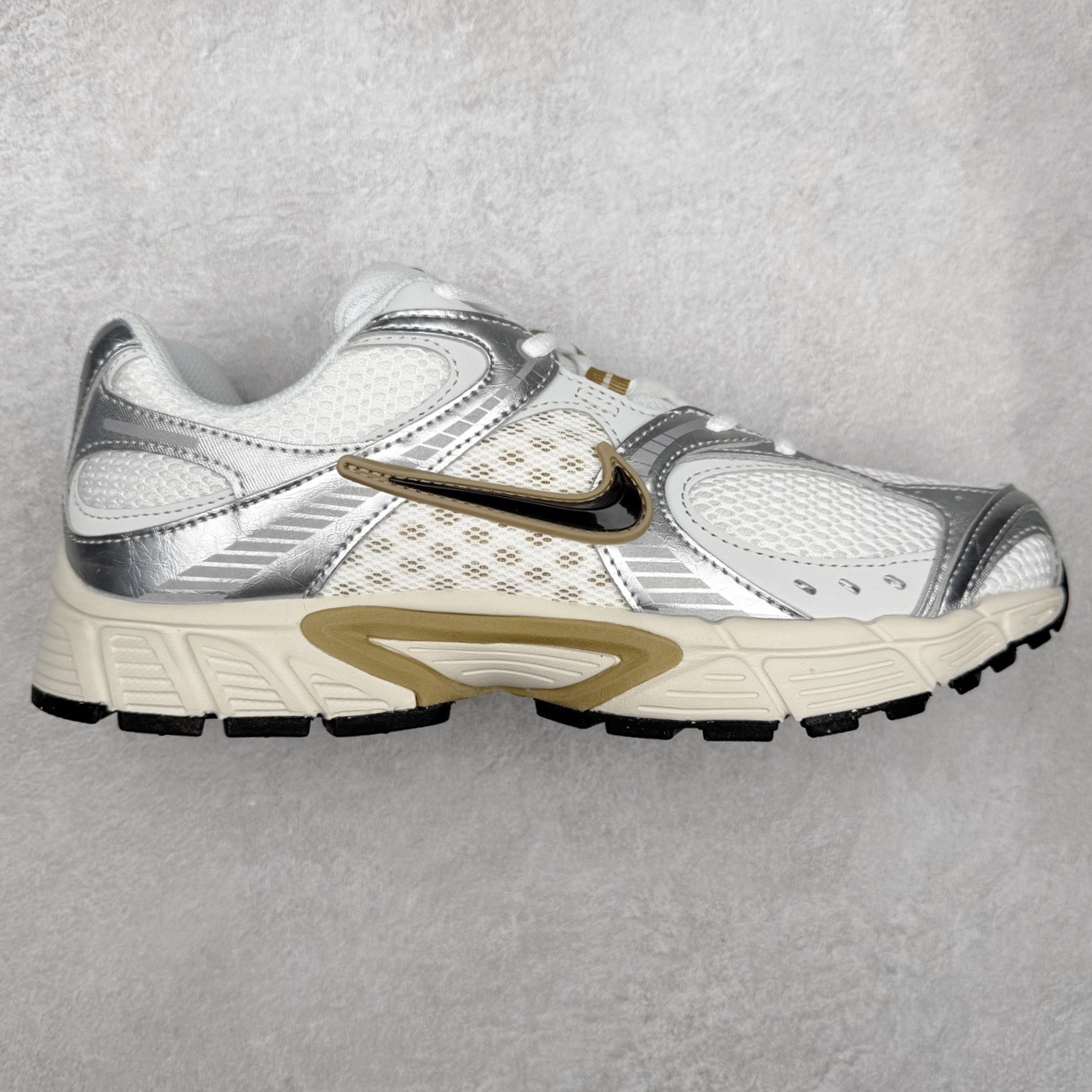 #纯原福利 NK V5 RNR 舒适百搭防滑耐磨低帮跑步鞋 舒适有型适合日常穿着 该鞋款延续千禧年经典设计搭载泡绵中底 厚实而轻盈匠心细节巧搭立体耐克勾标志焕新演绎复古跑鞋 鞋款从千禧年美学汲取灵感 混搭多种材质突显层次感立体感和传统跑步风范 尺码:36 36.5 37.5 38 38.5 39 40 40.5 41 42 42.5 43 44 44.5 45-选品中心