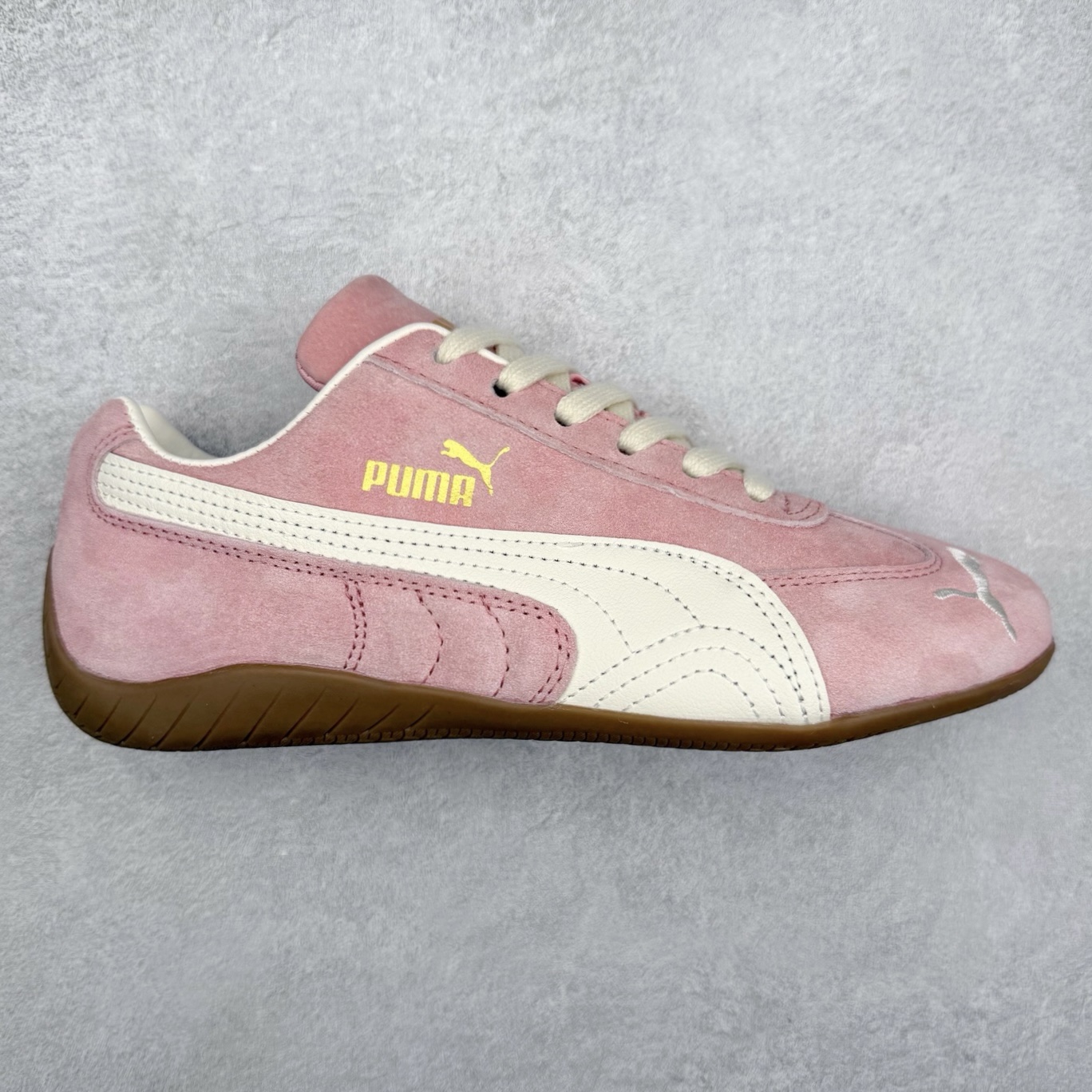 ＃TG特价福利 PUMA Speedca OG 彪马极速赛车系列低帮德训风拼接复古百搭休闲运动赛车鞋 鞋款从80、90年代赛车手所穿的防火赛车鞋为原型，鞋身线条模仿了赛车的流线廓形，体现了空气动力学原理的结构。简约流畅的外观，恰好又和贯穿其中的Formstrip Logo融合恰到好处，视觉上细节丰富且协调。本次Speedcat OG鞋款归来，最大看点自然式保留了窄版鞋型以及薄底构造。这两年各品牌鞋底越做越厚，Speedcat反其道而行之，上脚几乎无鞋底的效果带来耳目一新的视觉体验。鞋面依旧是以质感细腻的麂皮材质打造，并且大面积近乎全包裹的使用，复古味道也愈发浓烈。配色上更是将最原始的黑色和红色带回，向F1赛车队的标志性队服致敬。相信让各位一眼种草的更多是出挑的大红色，上脚即可瞬间点亮整体造型，在以球鞋为核心的OOTD中脱颖而出。而另一款黑色则是低调的万金油，彰显新潮个性的同时又不喧宾夺主，也是热爱简约系穿搭朋友的首选。 尺码：35.5 36 37 37.5 38 38.5 39 40 40.5 41 42 42.5 43 44 44.5 45-选品中心